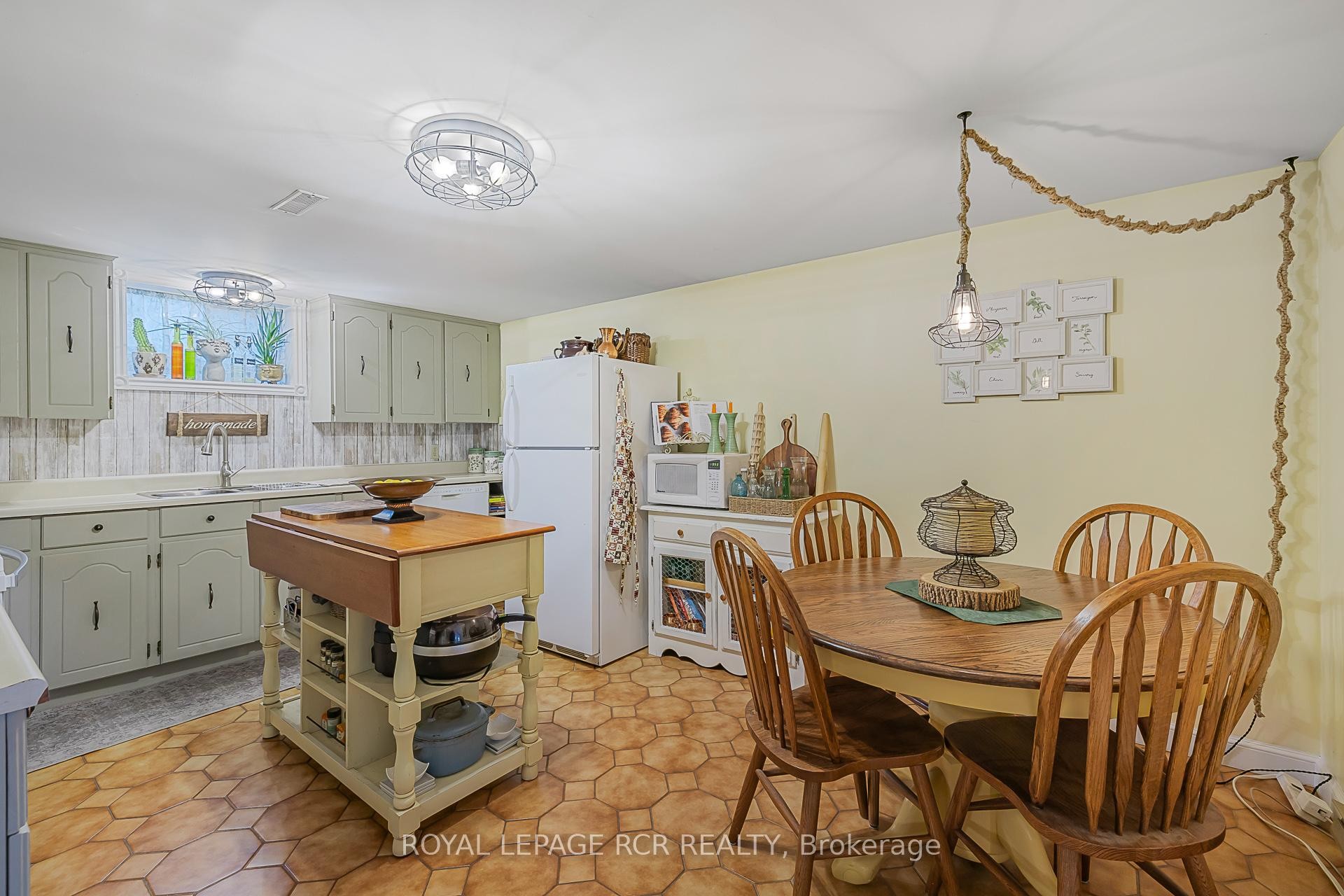 









99


Toll

Road,
East Gwillimbury,




ON
L9N 1G7

