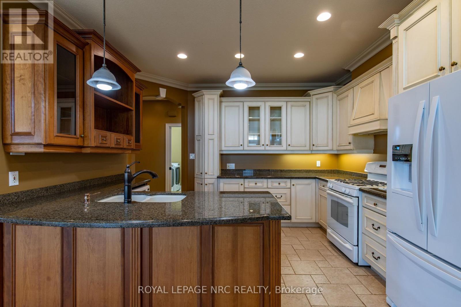 












6 MUIRFIELD TRAIL

,
Welland (Hwy 406/Welland),




Ontario
L3B6G7

