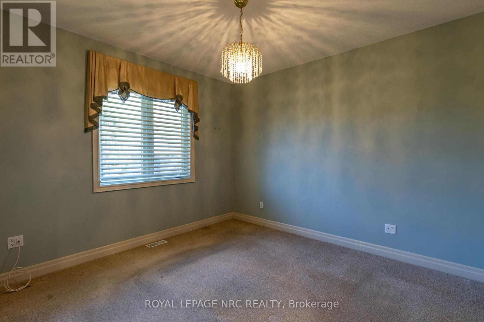 












6 MUIRFIELD TRAIL

,
Welland (Hwy 406/Welland),




Ontario
L3B6G7

