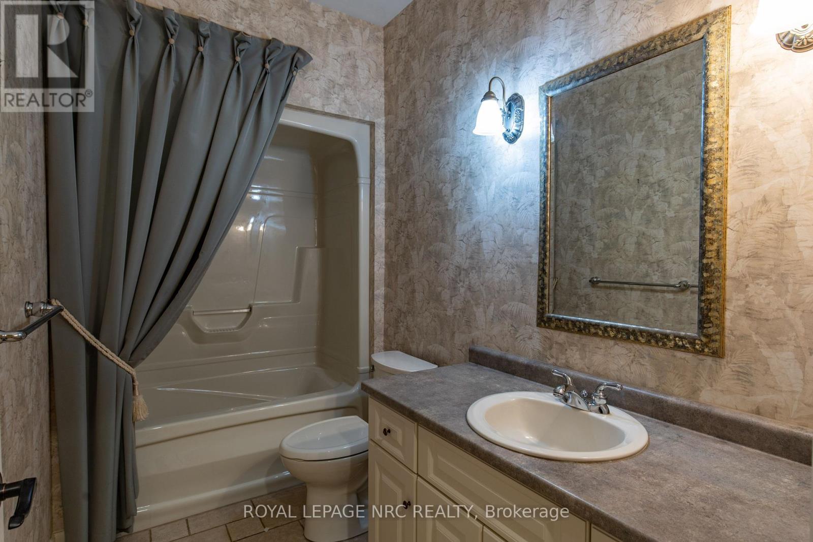 












6 MUIRFIELD TRAIL

,
Welland (Hwy 406/Welland),




Ontario
L3B6G7

