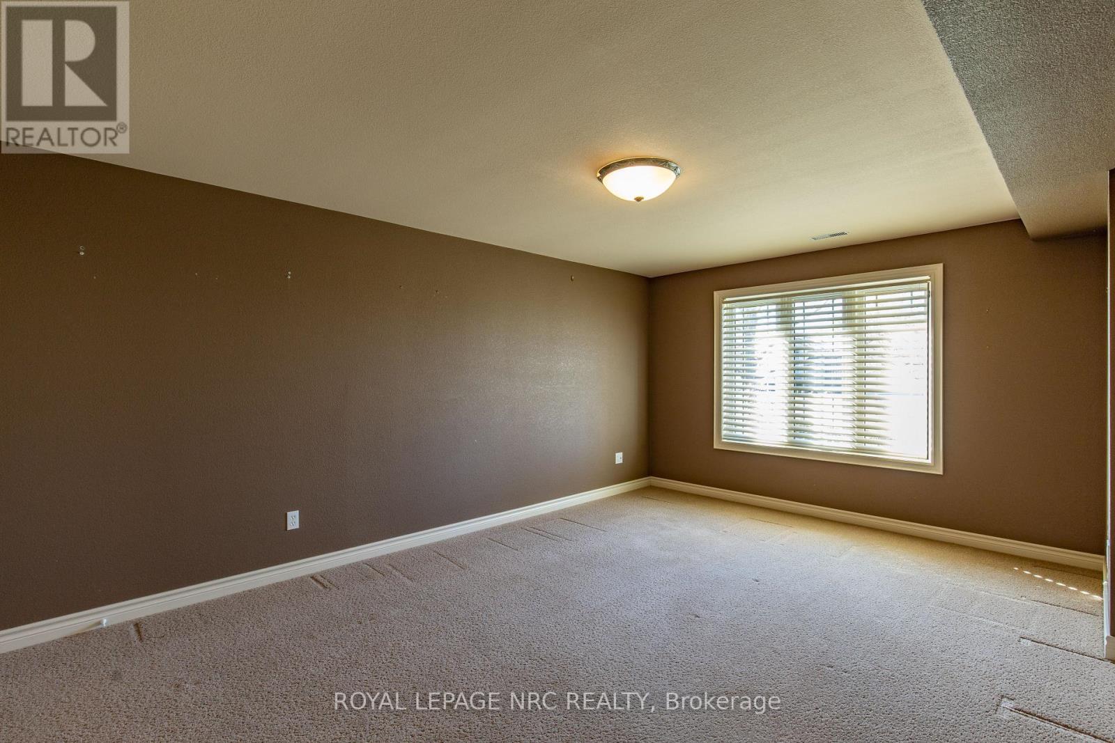 












6 MUIRFIELD TRAIL

,
Welland (Hwy 406/Welland),




Ontario
L3B6G7

