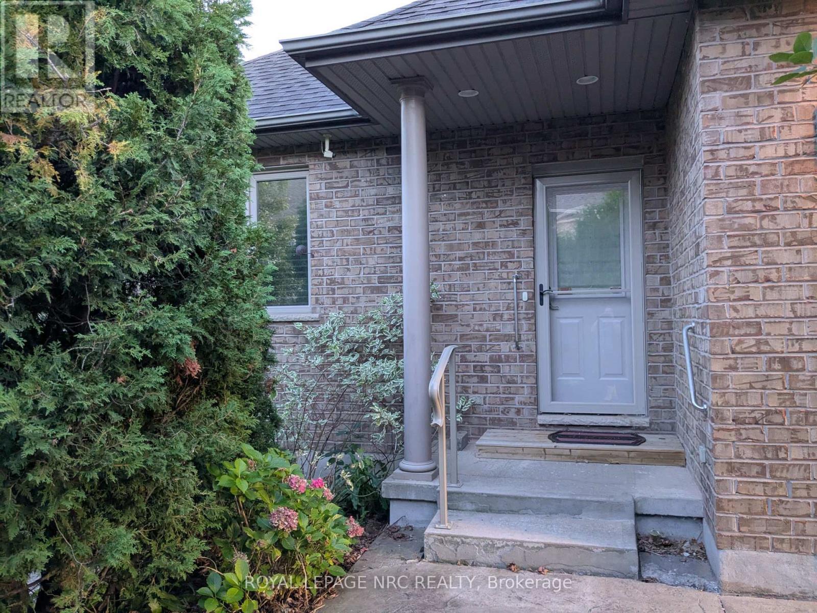 












6 MUIRFIELD TRAIL

,
Welland (Hwy 406/Welland),




Ontario
L3B6G7

