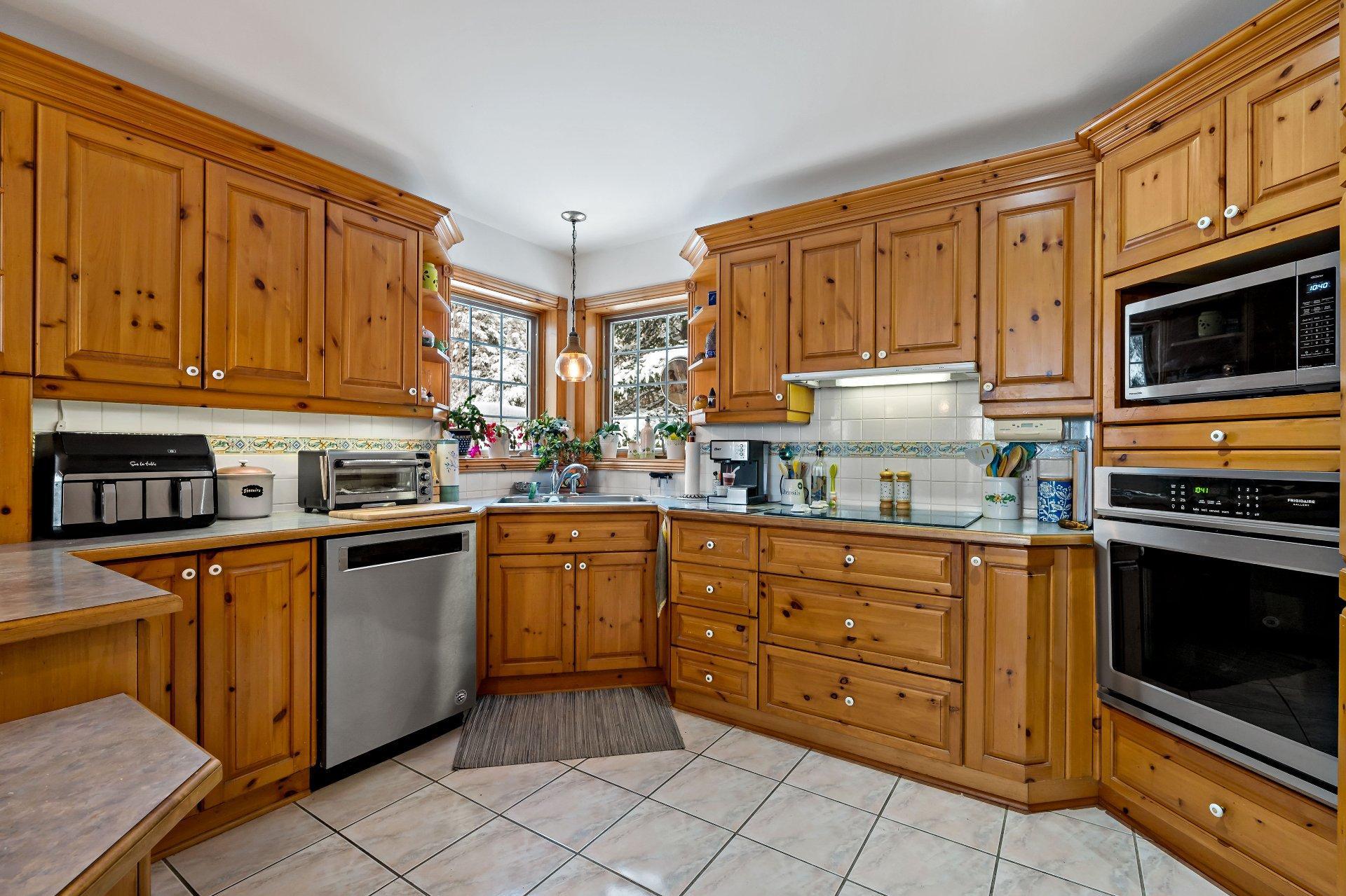 









2602


Ch. Brunet

,
Sainte-Agathe-des-Monts,




QC
J8C0Z7

