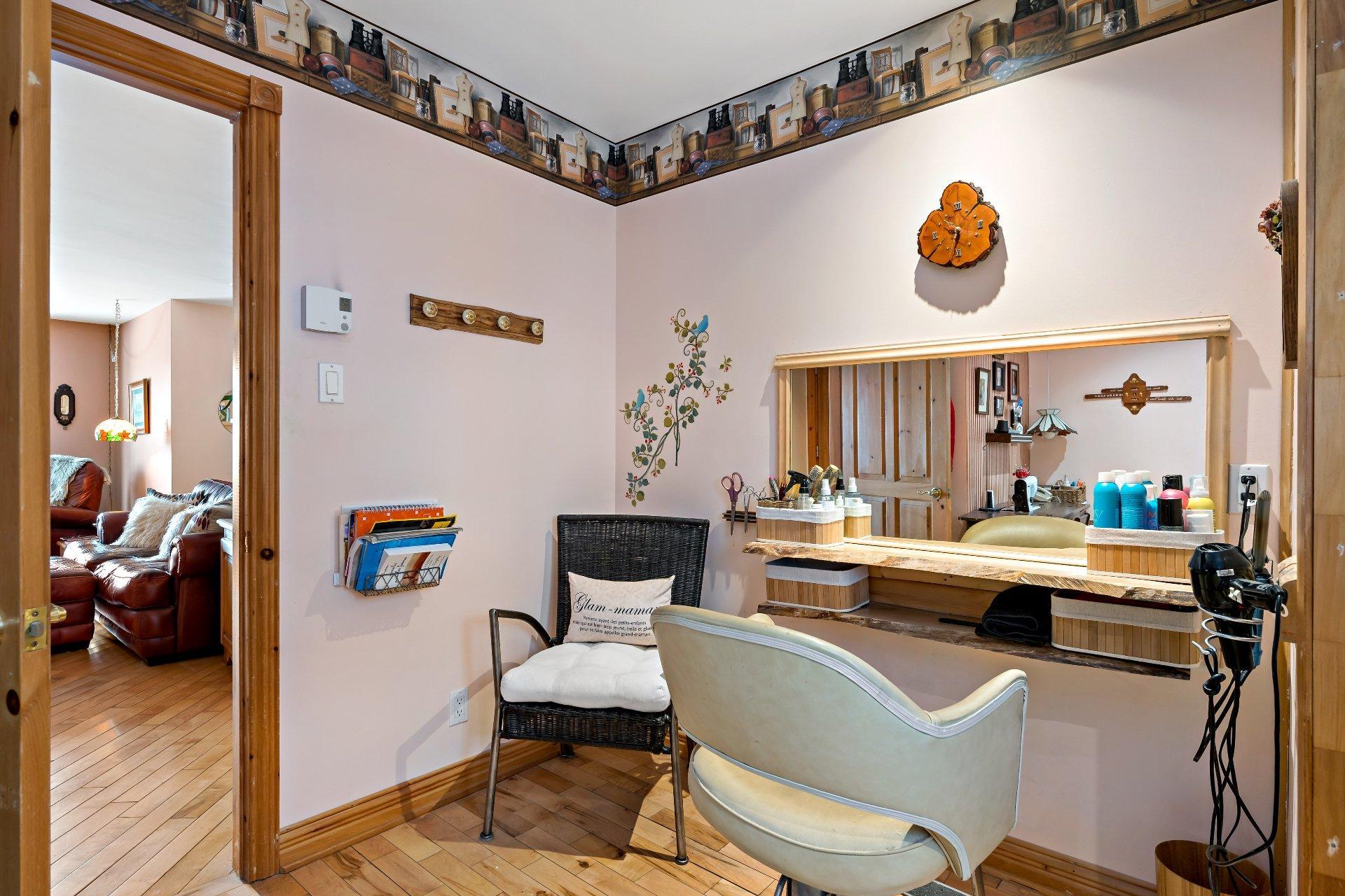 









2602


Ch. Brunet

,
Sainte-Agathe-des-Monts,




QC
J8C0Z7

