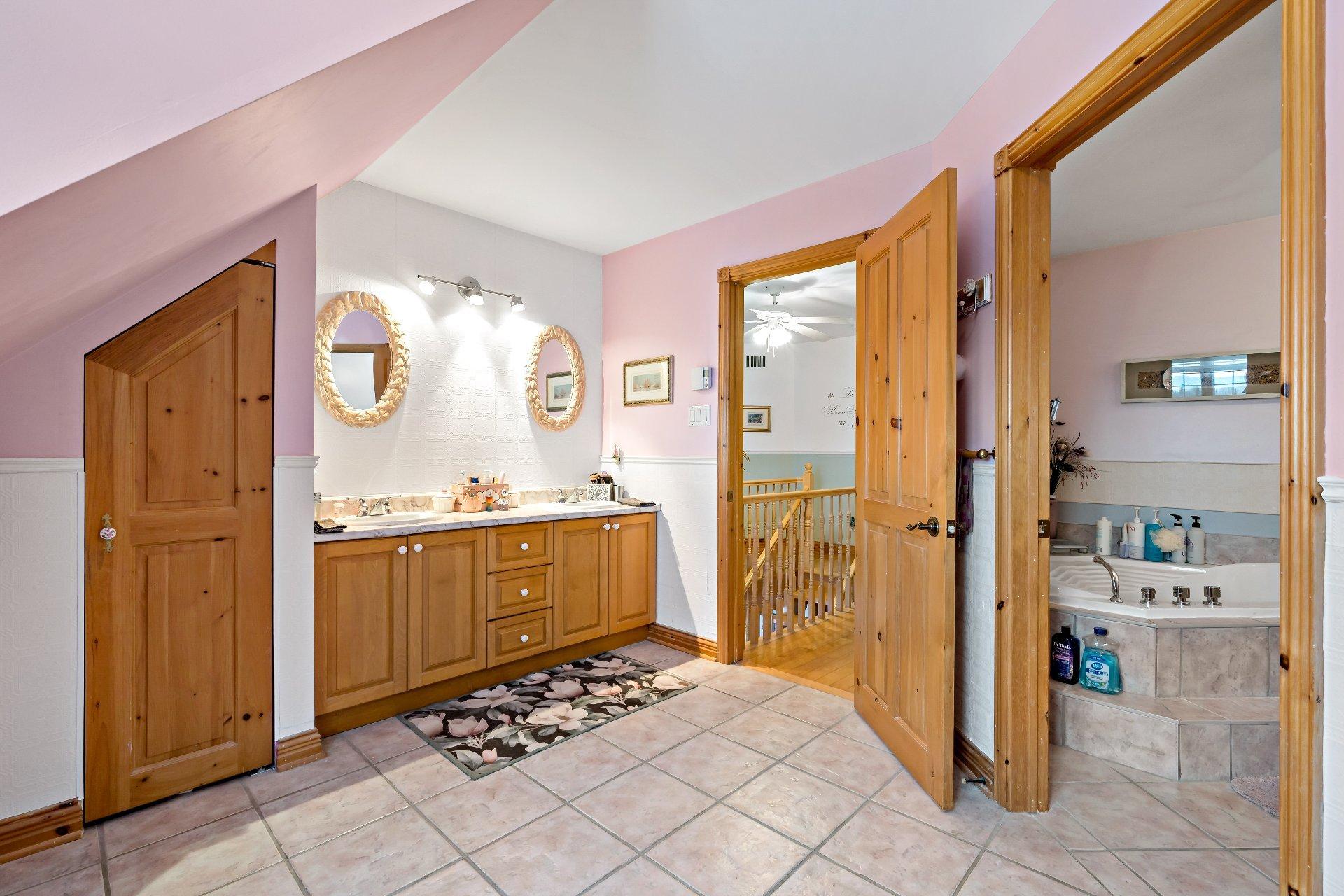 









2602


Ch. Brunet

,
Sainte-Agathe-des-Monts,




QC
J8C0Z7

