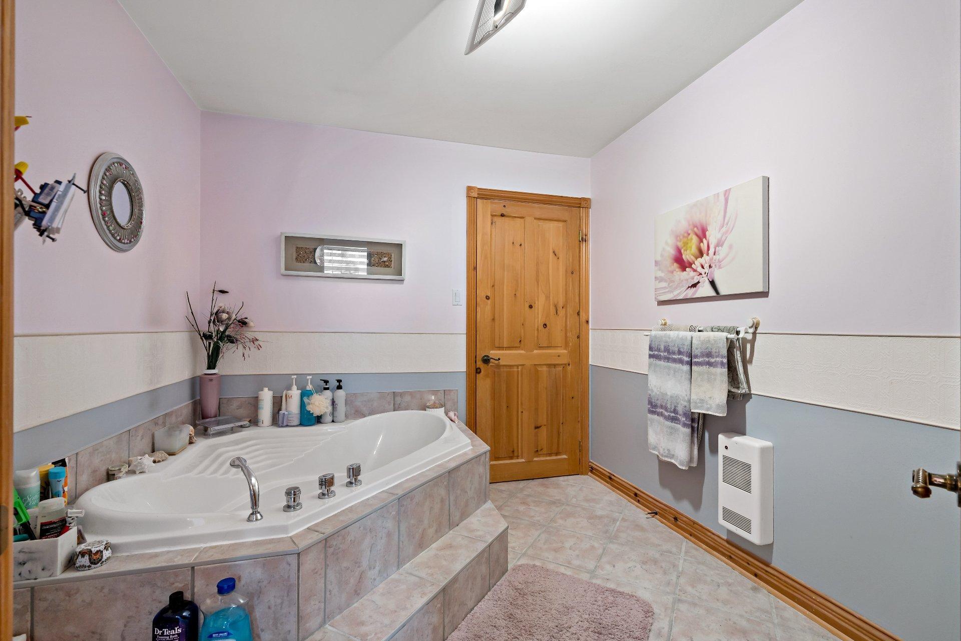 









2602


Ch. Brunet

,
Sainte-Agathe-des-Monts,




QC
J8C0Z7

