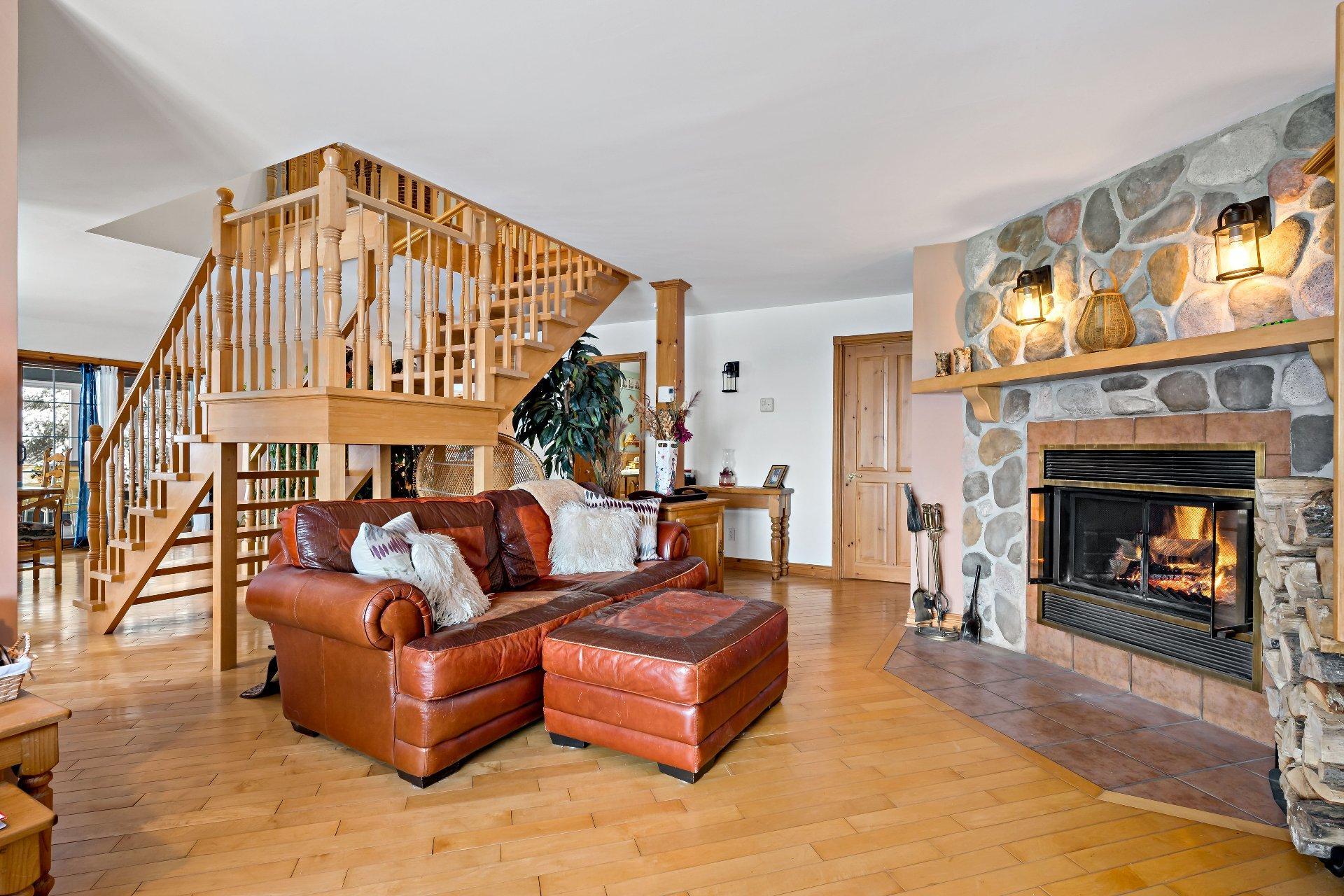 









2602


Ch. Brunet

,
Sainte-Agathe-des-Monts,




QC
J8C0Z7

