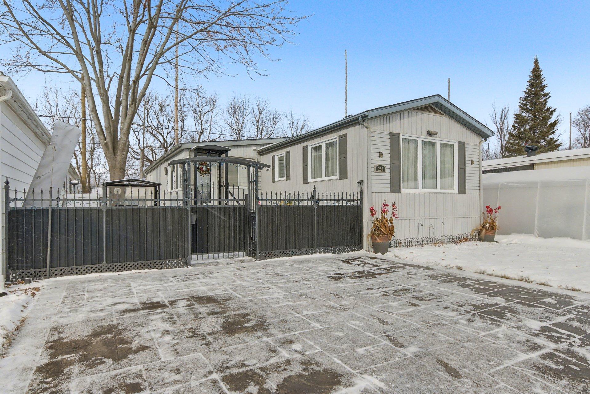 









3950


Boul. Sir-Wilfrid-Laurier

, 250,
Longueuil (Saint-Hubert),




QC
J3Y5Y9

