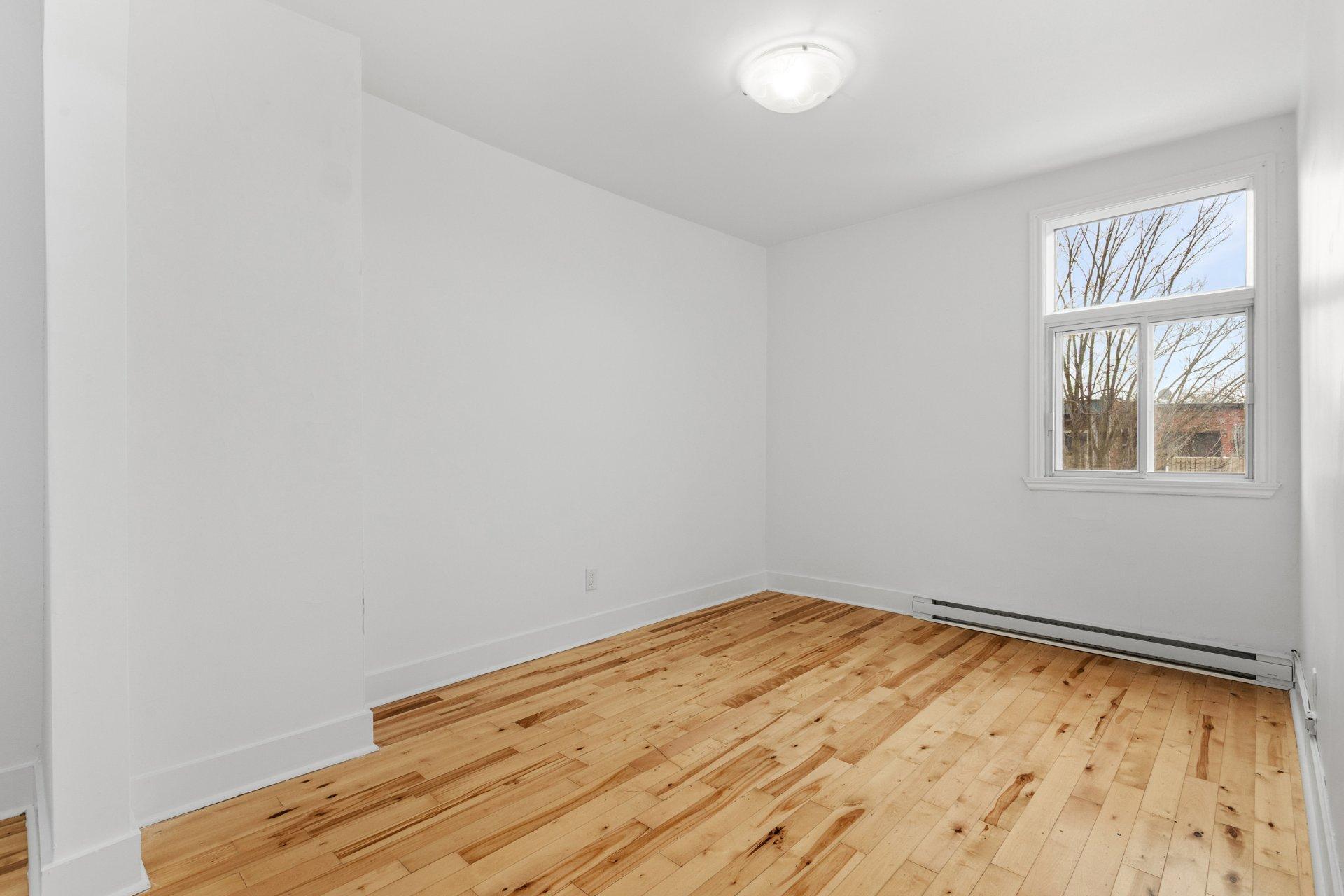 









1908


Rue St-Clément

,
Montréal (Mercier/Hochelaga-Maisonneuve),




QC
H1V3E6

