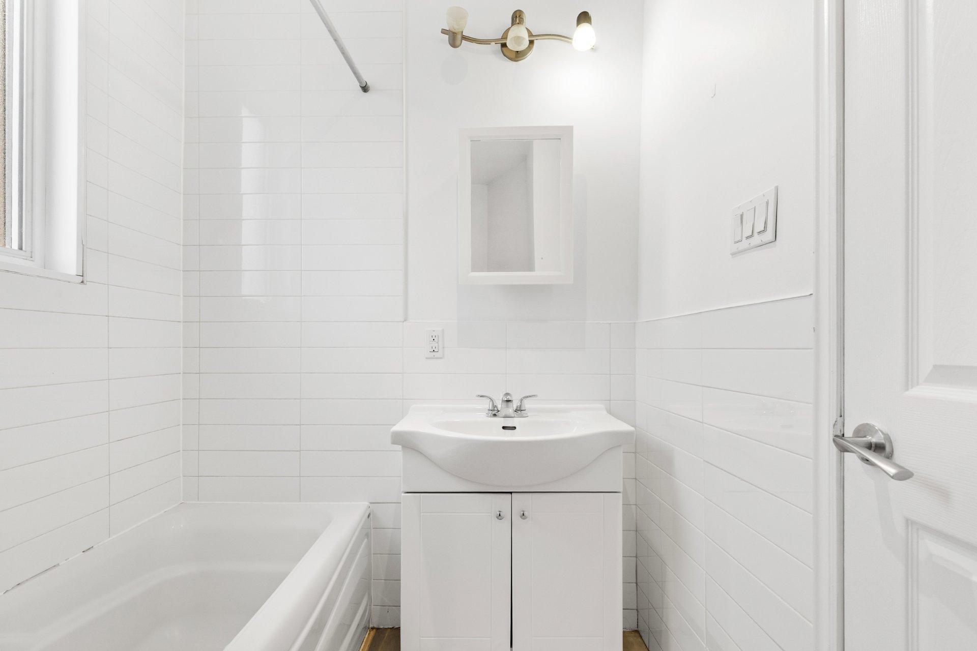 









1908


Rue St-Clément

,
Montréal (Mercier/Hochelaga-Maisonneuve),




QC
H1V3E6

