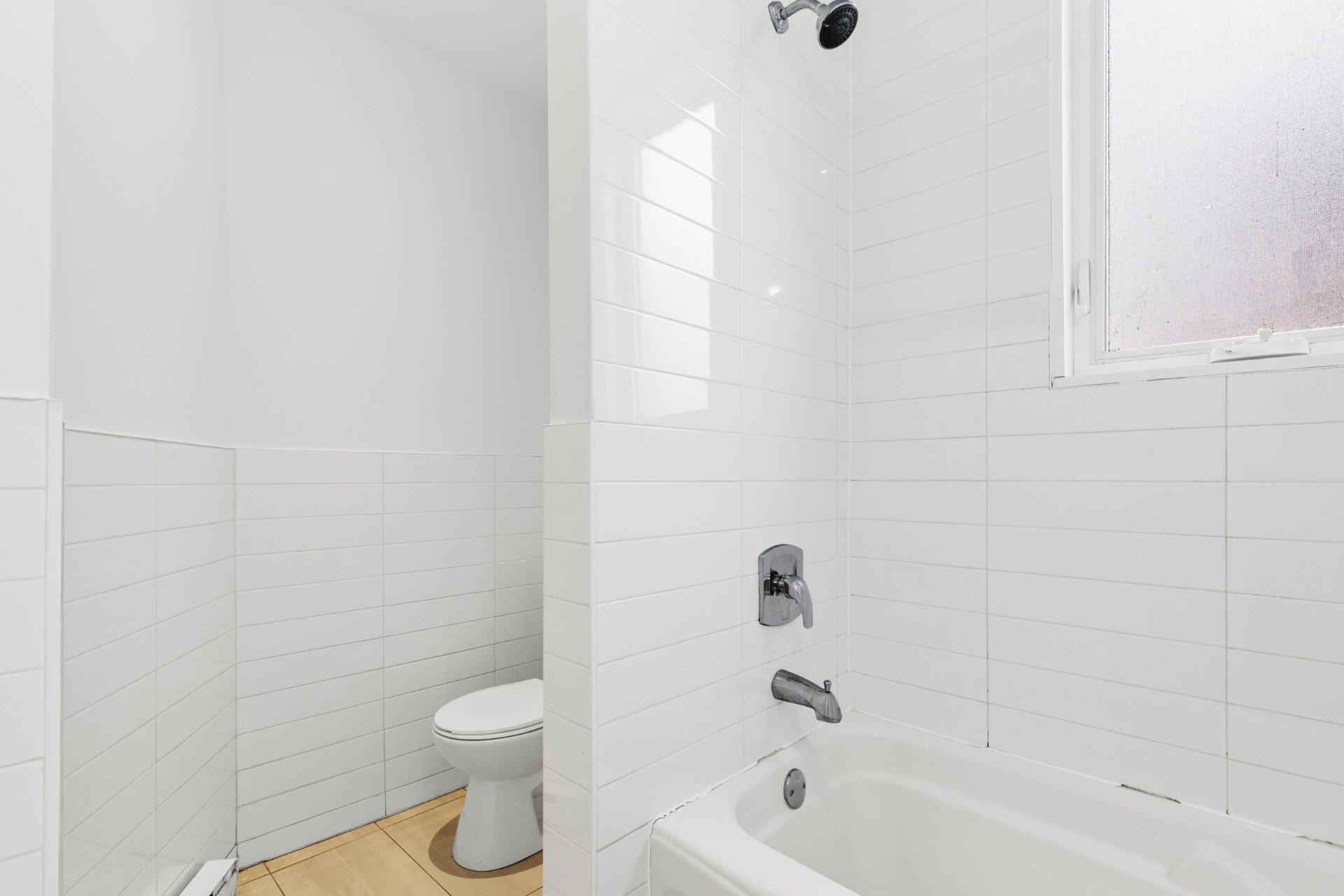 









1908


Rue St-Clément

,
Montréal (Mercier/Hochelaga-Maisonneuve),




QC
H1V3E6

