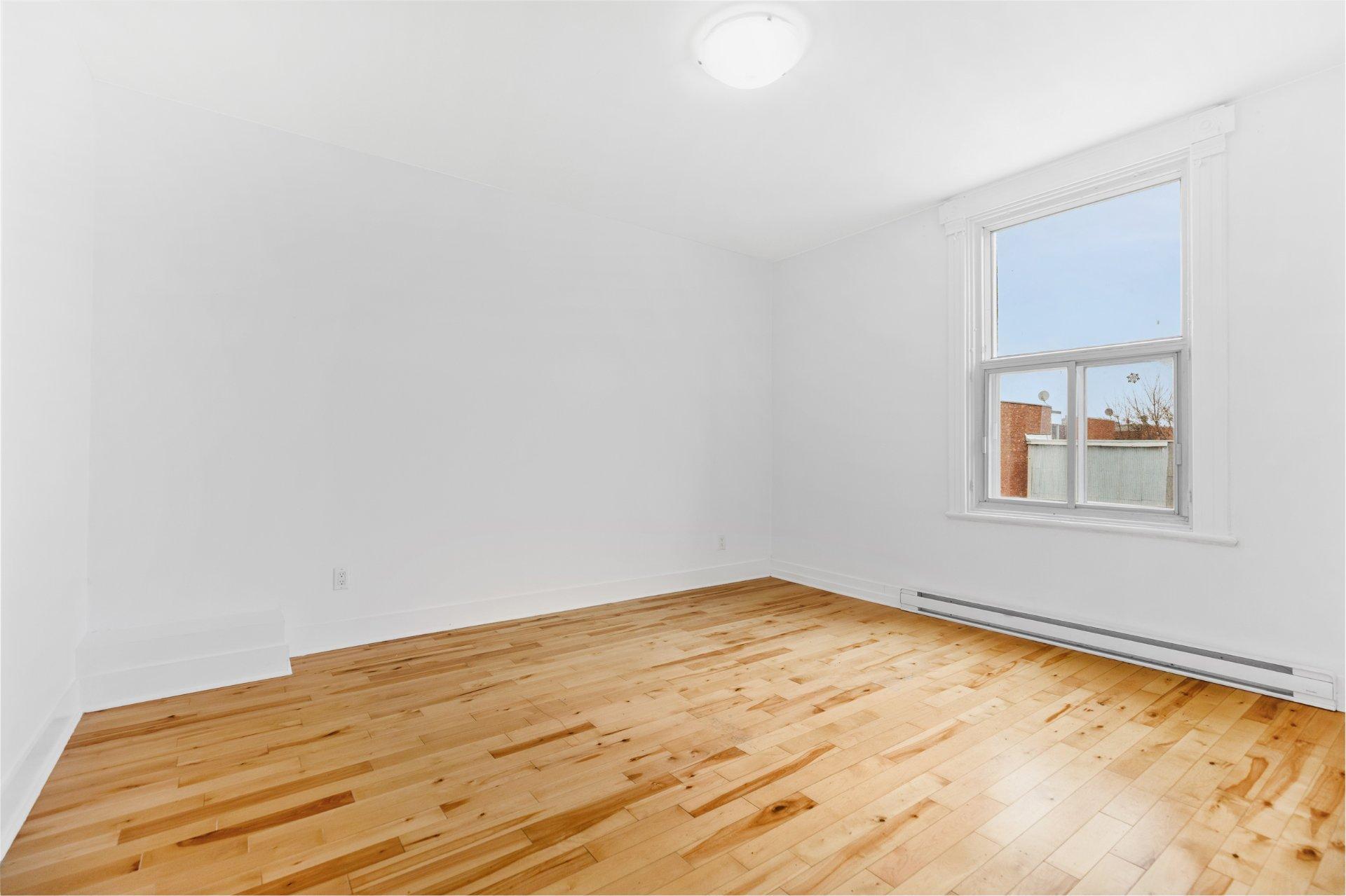 









1908


Rue St-Clément

,
Montréal (Mercier/Hochelaga-Maisonneuve),




QC
H1V3E6

