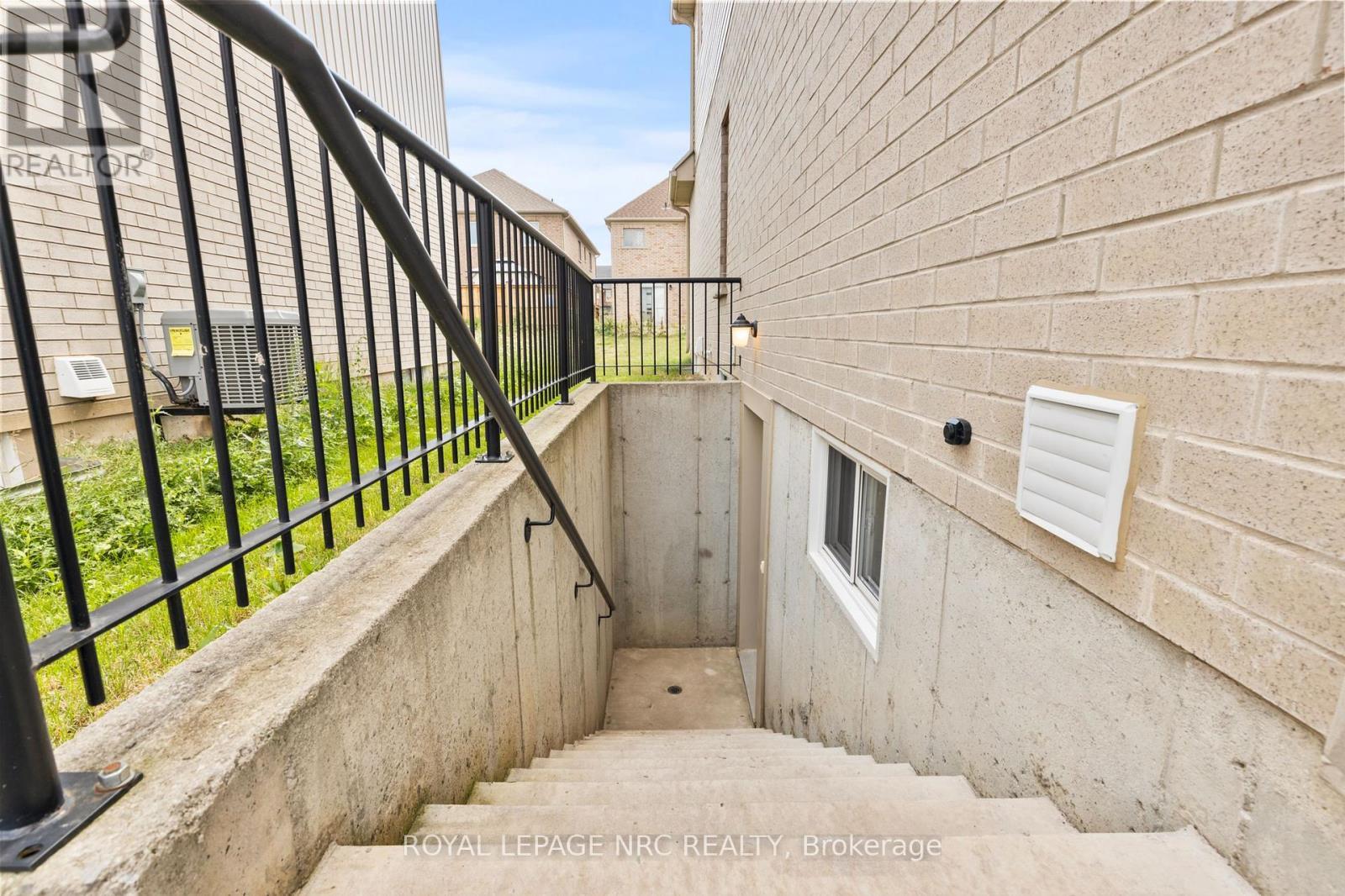 












25 AUTUMN AVENUE

,
Thorold,




Ontario
L2V0H2

