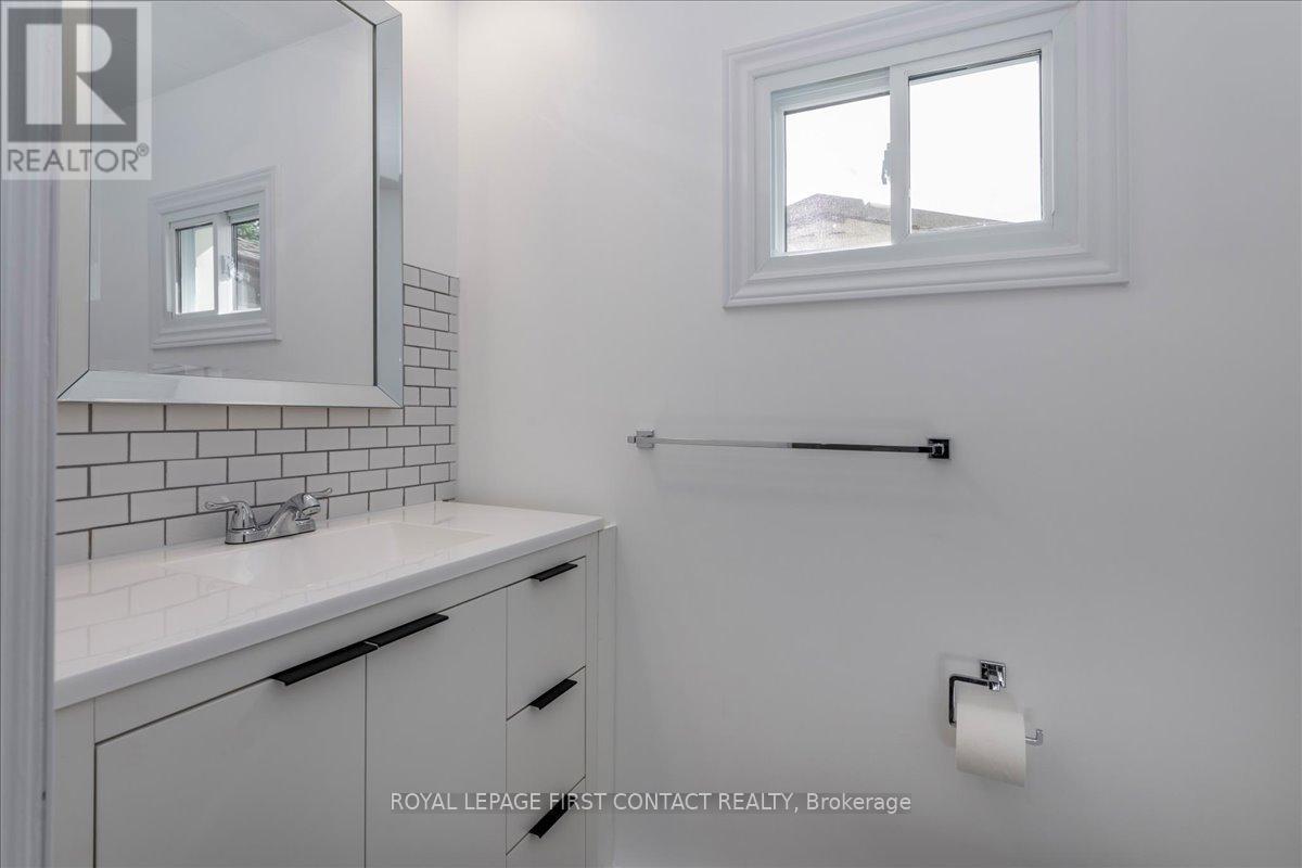 












25 HAWTHORNE DRIVE

,
Innisfil,




Ontario
L9S1P1

