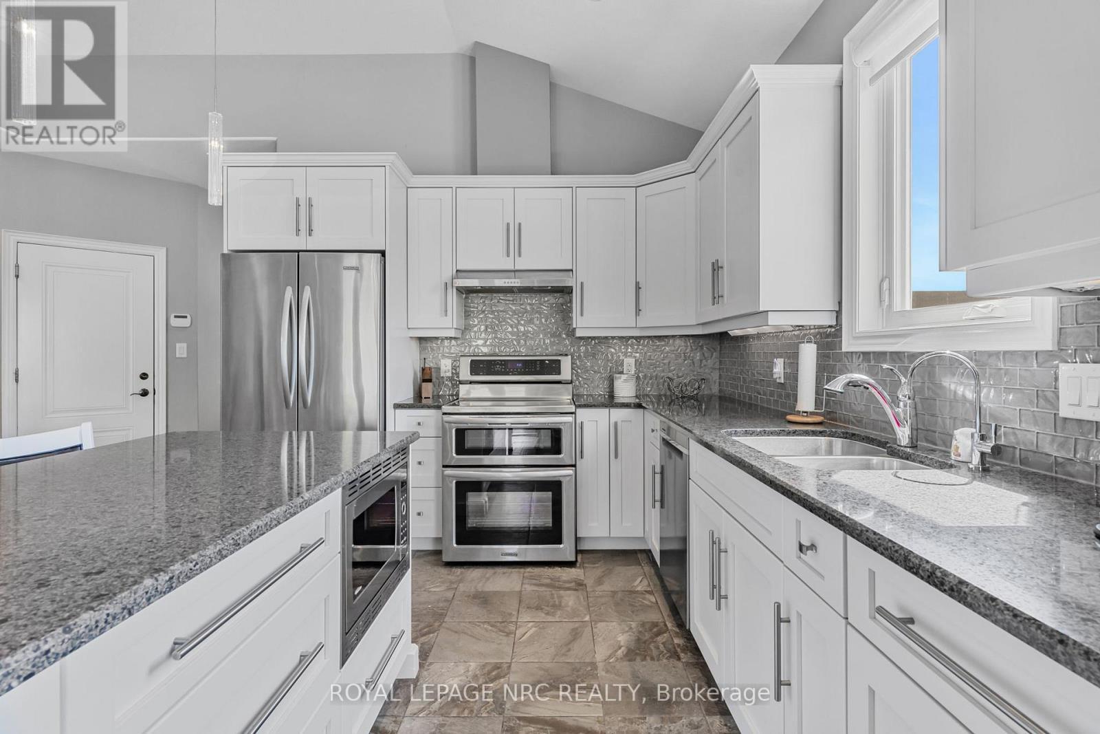 












79 SUNRISE COURT

,
Fort Erie (Ridgeway),




Ontario
L0S1N0

