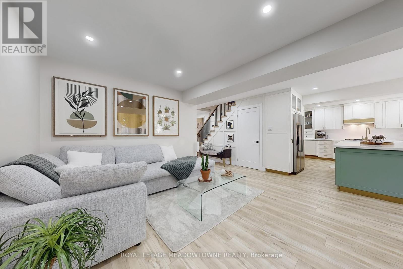 












365 CELTIC DRIVE

,
Hamilton,




Ontario
L8E4N1

