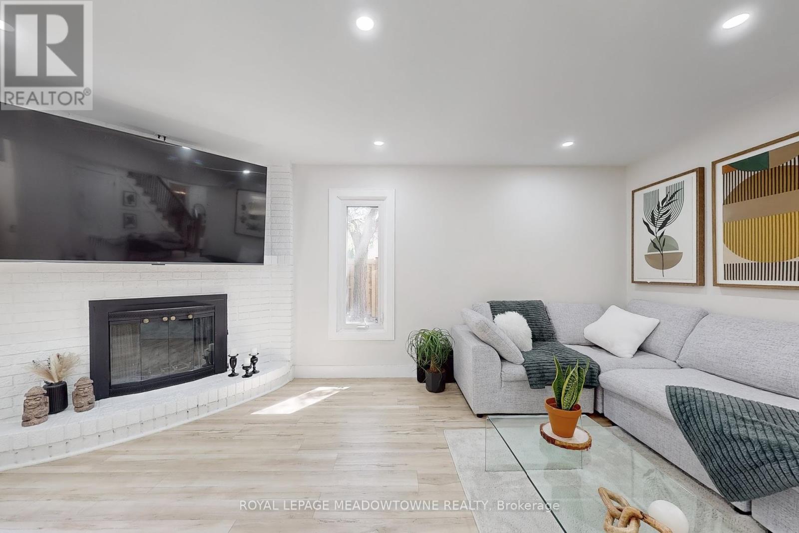 












365 CELTIC DRIVE

,
Hamilton,




Ontario
L8E4N1

