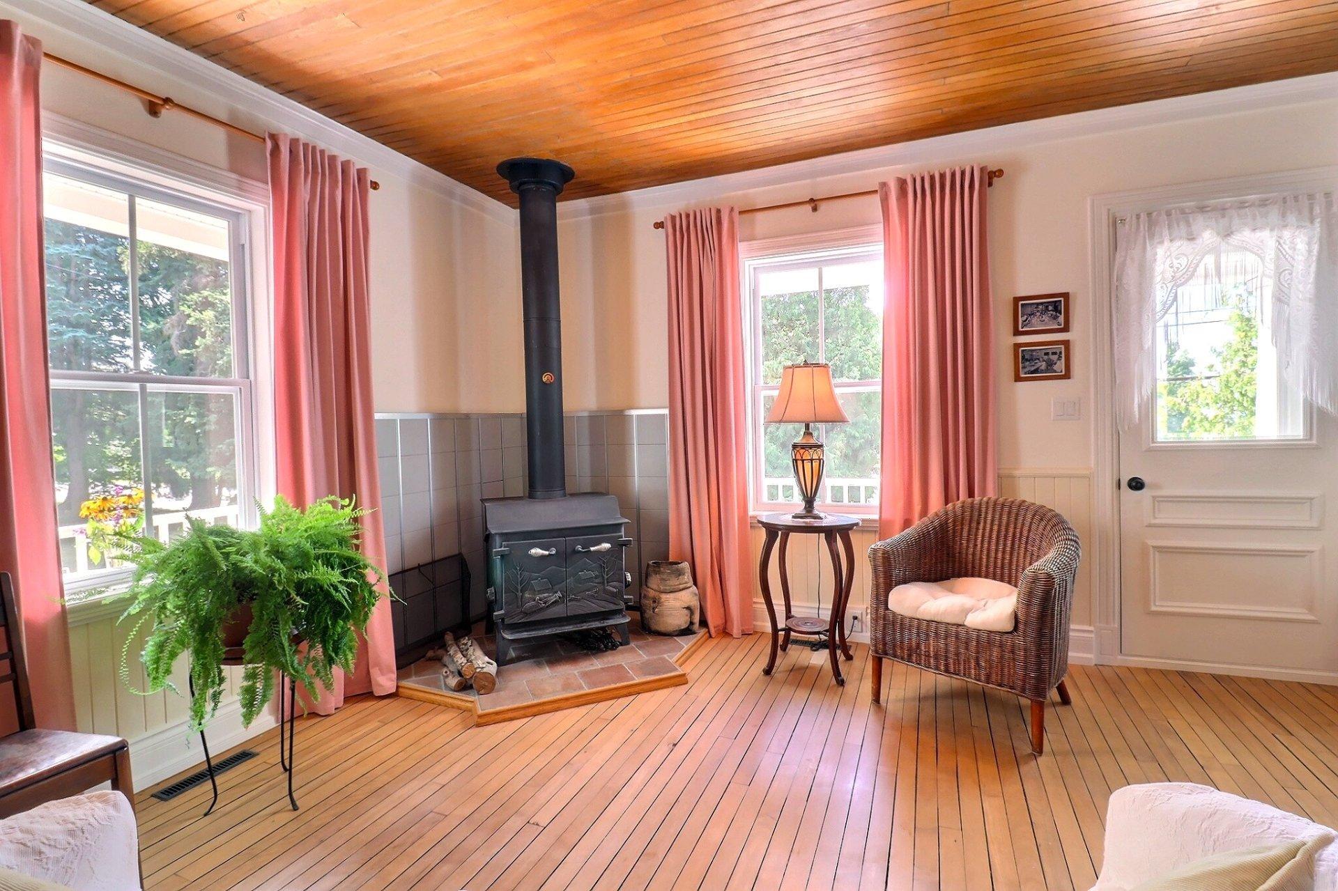 









987


Ch. de la Montagne

,
Mont-Saint-Hilaire,




QC
J3G4S6

