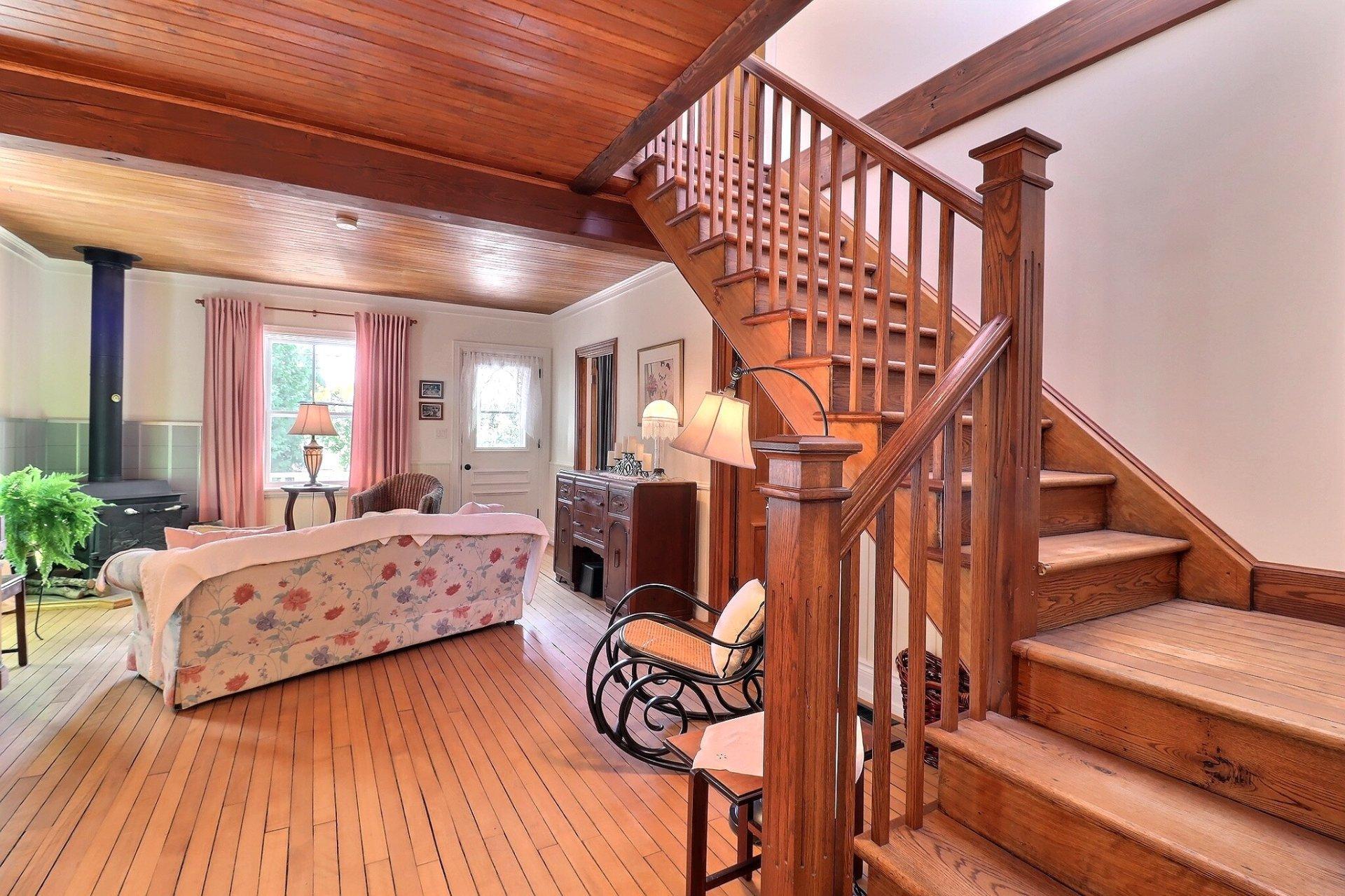 









987


Ch. de la Montagne

,
Mont-Saint-Hilaire,




QC
J3G4S6

