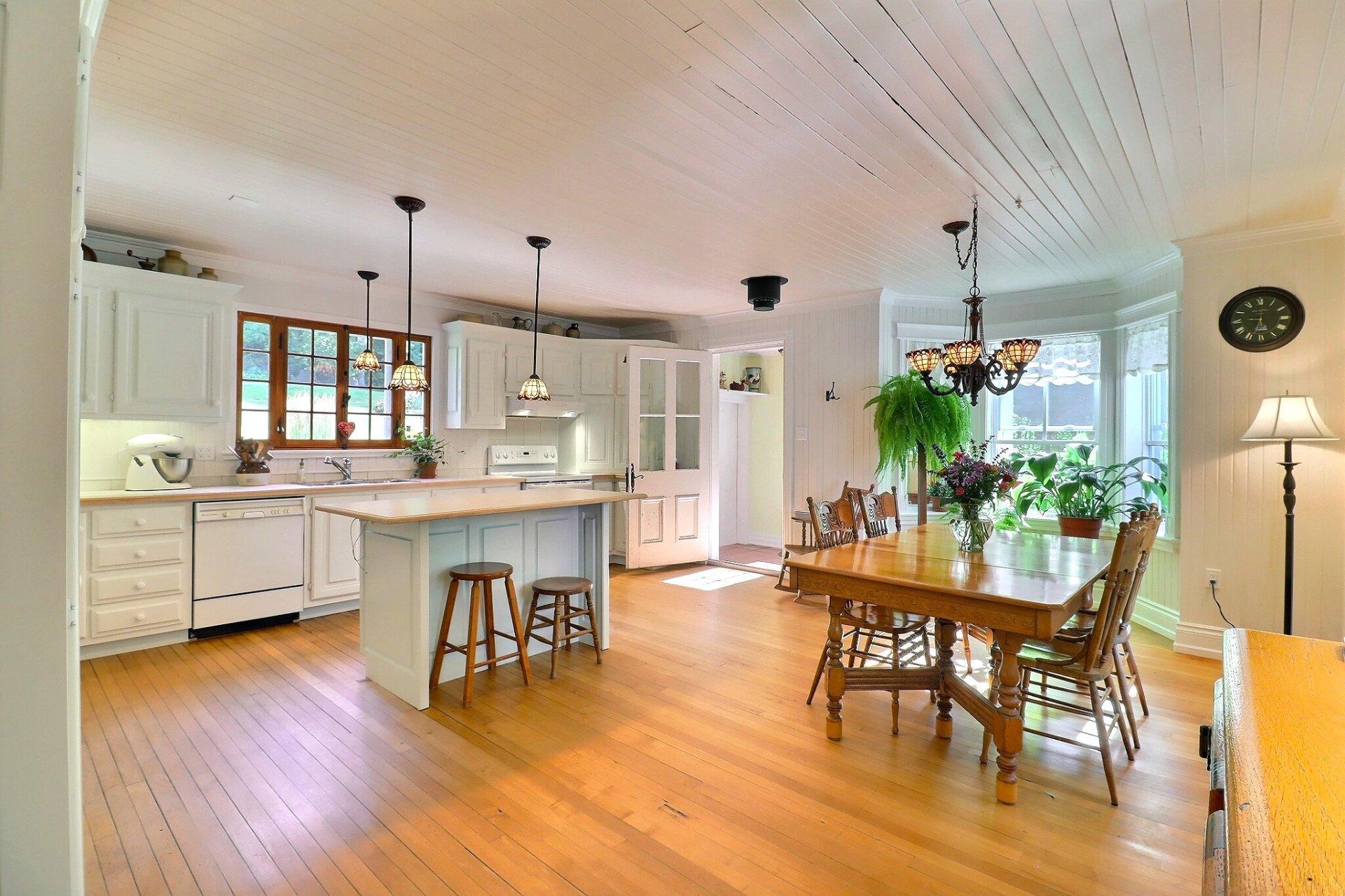 









987


Ch. de la Montagne

,
Mont-Saint-Hilaire,




QC
J3G4S6

