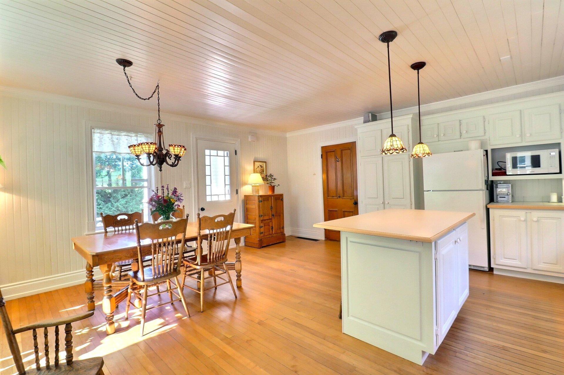 









987


Ch. de la Montagne

,
Mont-Saint-Hilaire,




QC
J3G4S6

