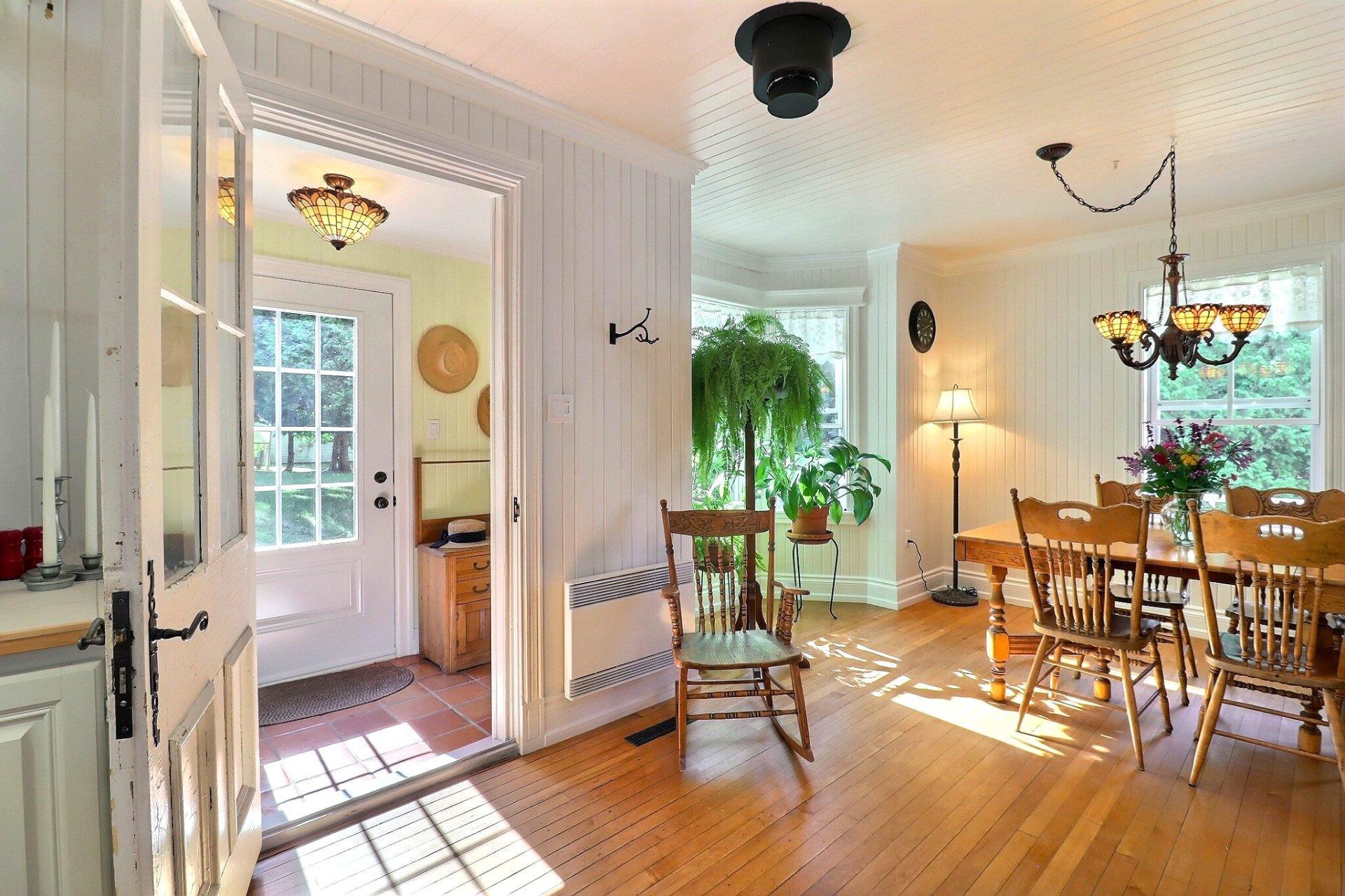 









987


Ch. de la Montagne

,
Mont-Saint-Hilaire,




QC
J3G4S6

