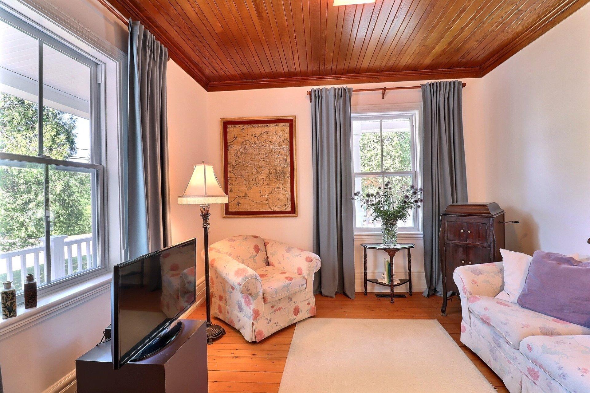 









987


Ch. de la Montagne

,
Mont-Saint-Hilaire,




QC
J3G4S6

