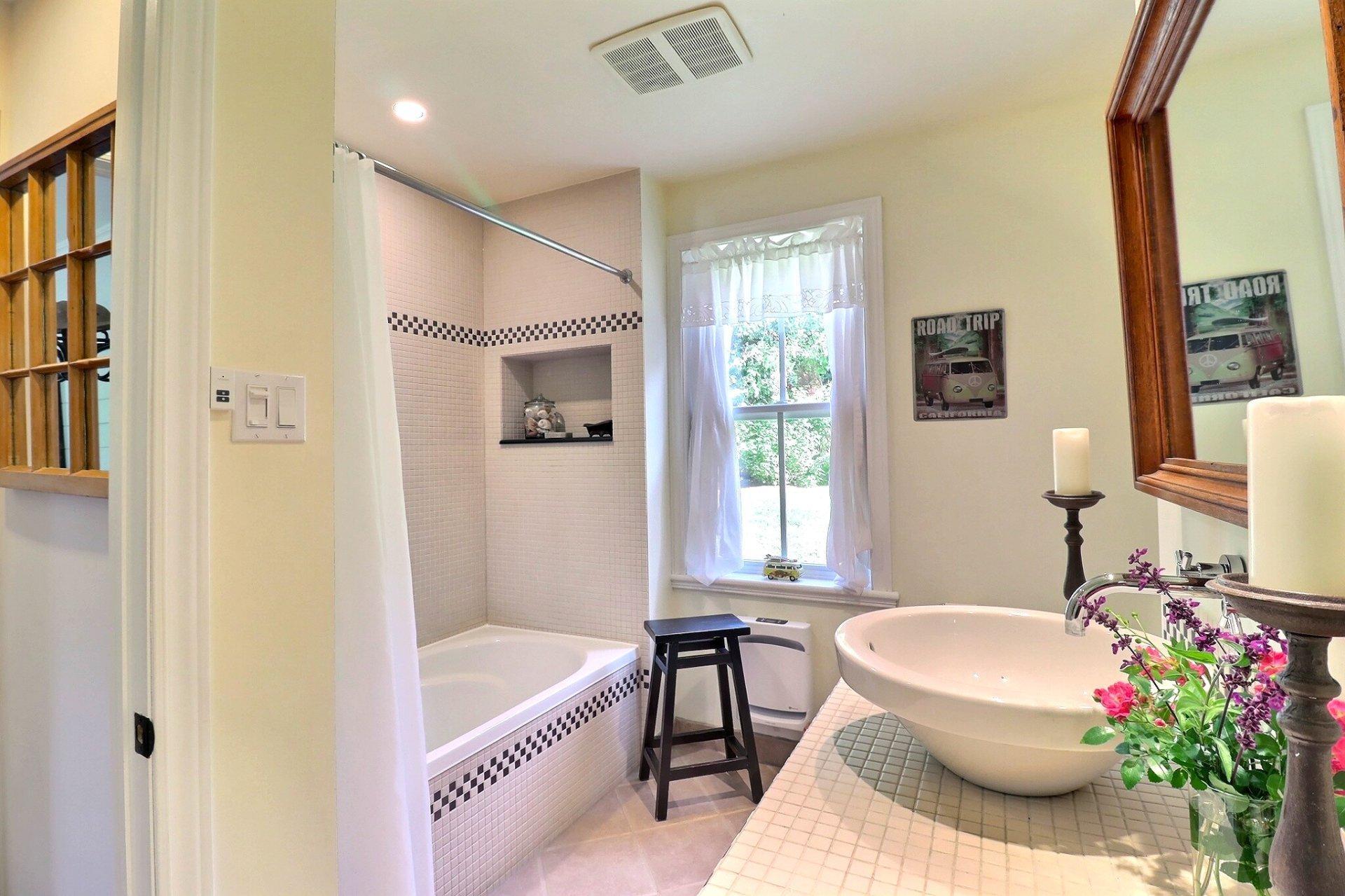 









987


Ch. de la Montagne

,
Mont-Saint-Hilaire,




QC
J3G4S6

