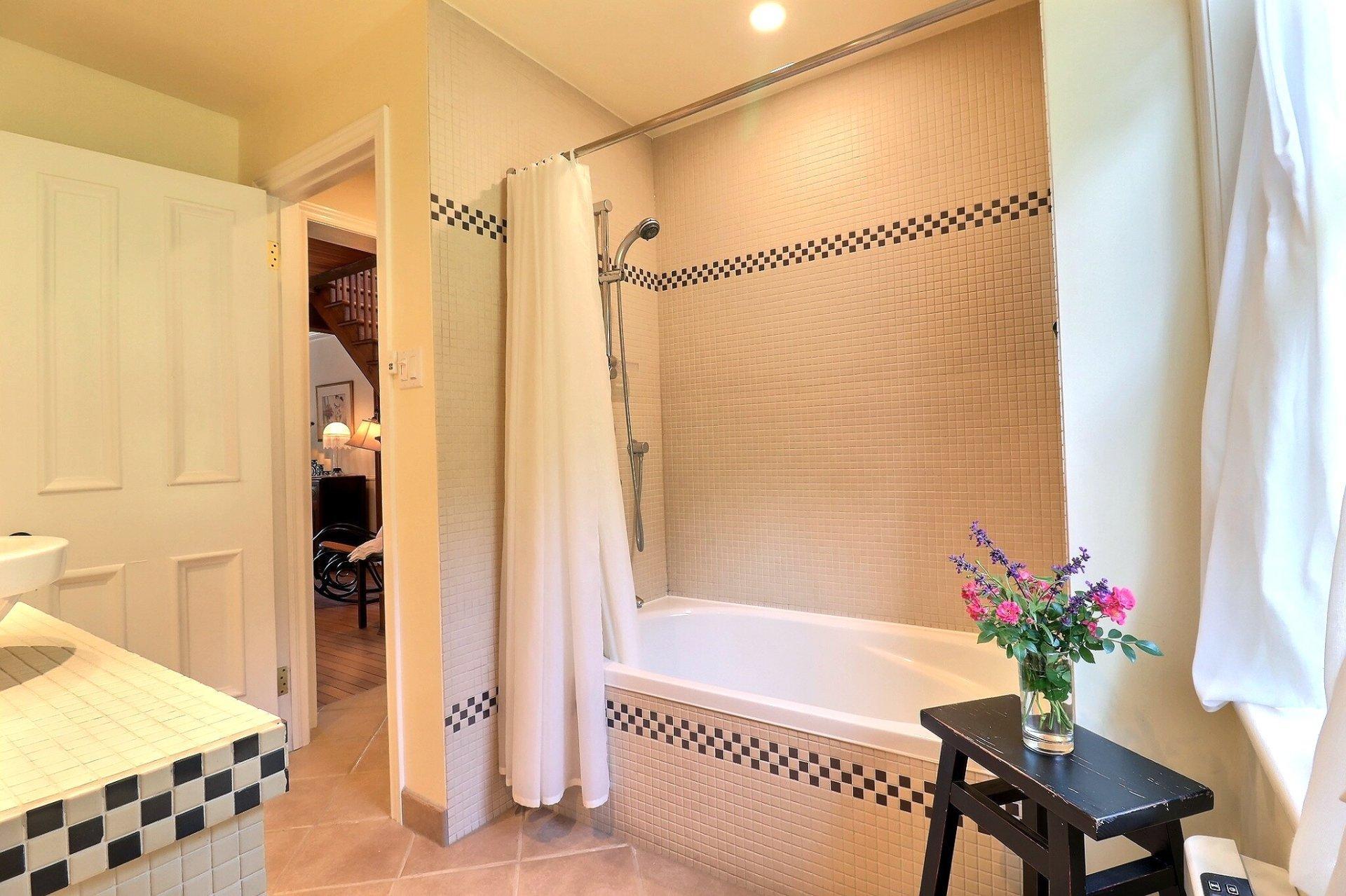 









987


Ch. de la Montagne

,
Mont-Saint-Hilaire,




QC
J3G4S6

