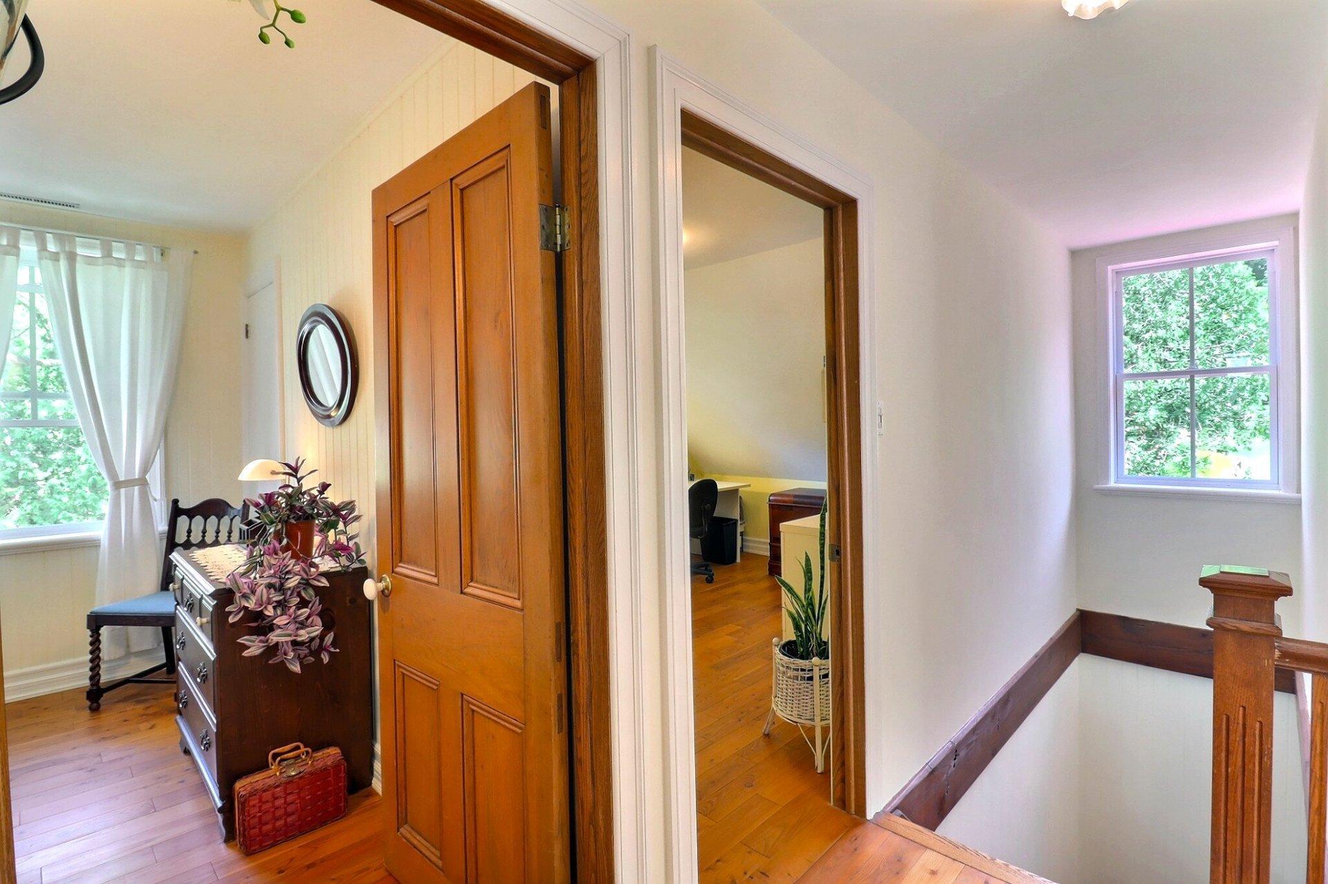 









987


Ch. de la Montagne

,
Mont-Saint-Hilaire,




QC
J3G4S6

