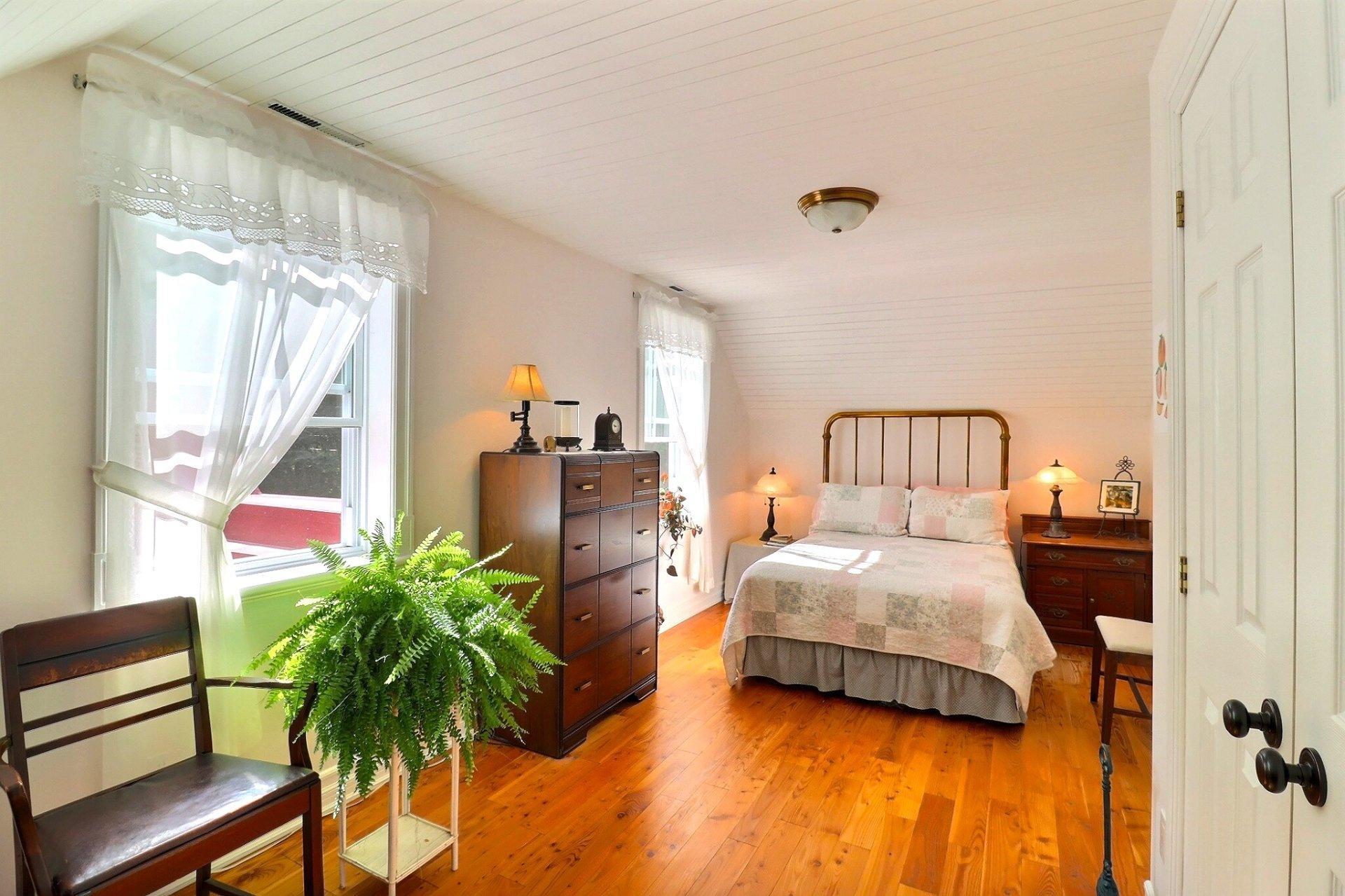 









987


Ch. de la Montagne

,
Mont-Saint-Hilaire,




QC
J3G4S6

