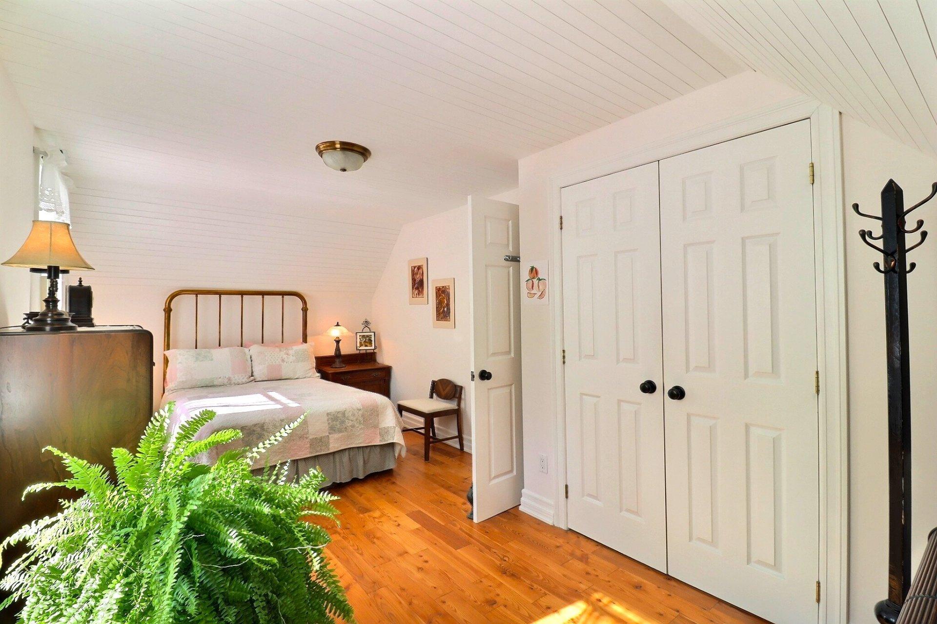 









987


Ch. de la Montagne

,
Mont-Saint-Hilaire,




QC
J3G4S6

