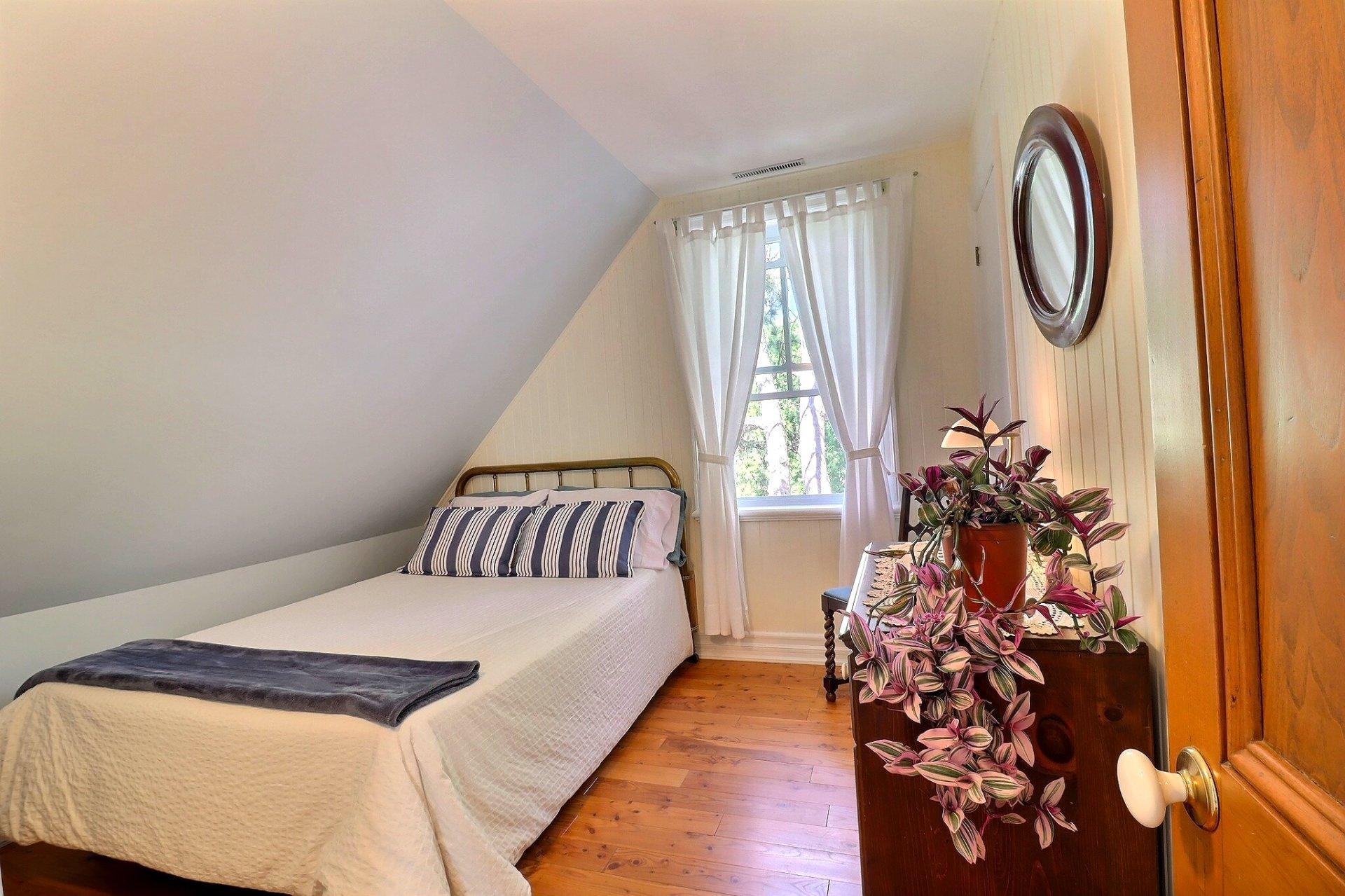 









987


Ch. de la Montagne

,
Mont-Saint-Hilaire,




QC
J3G4S6

