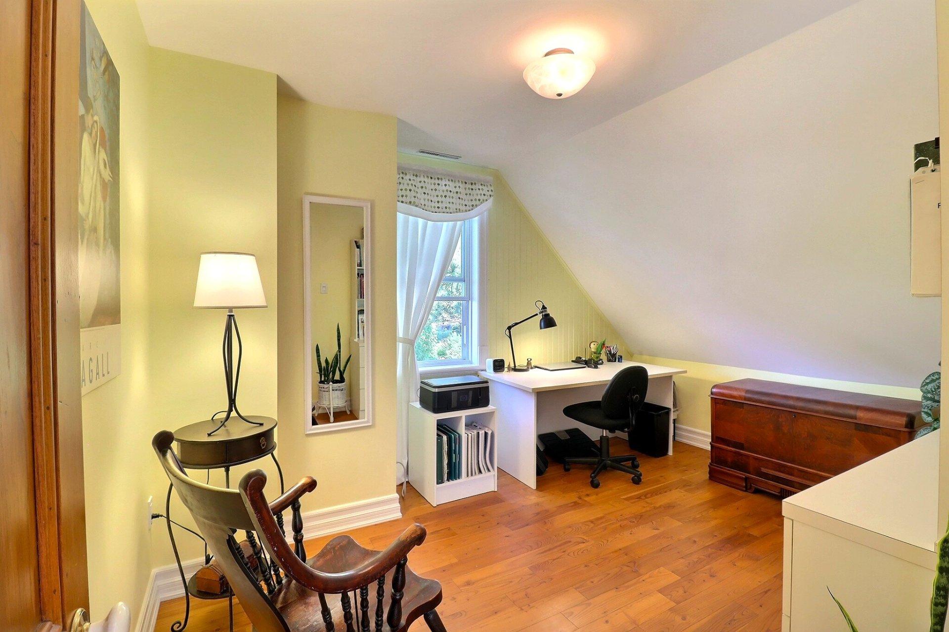 









987


Ch. de la Montagne

,
Mont-Saint-Hilaire,




QC
J3G4S6

