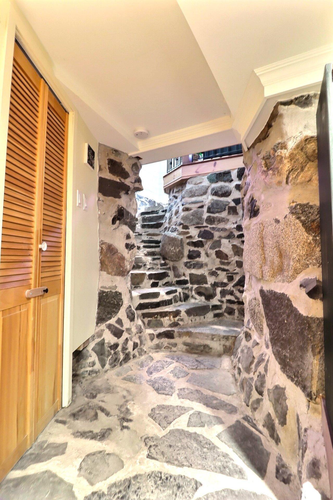 









987


Ch. de la Montagne

,
Mont-Saint-Hilaire,




QC
J3G4S6

