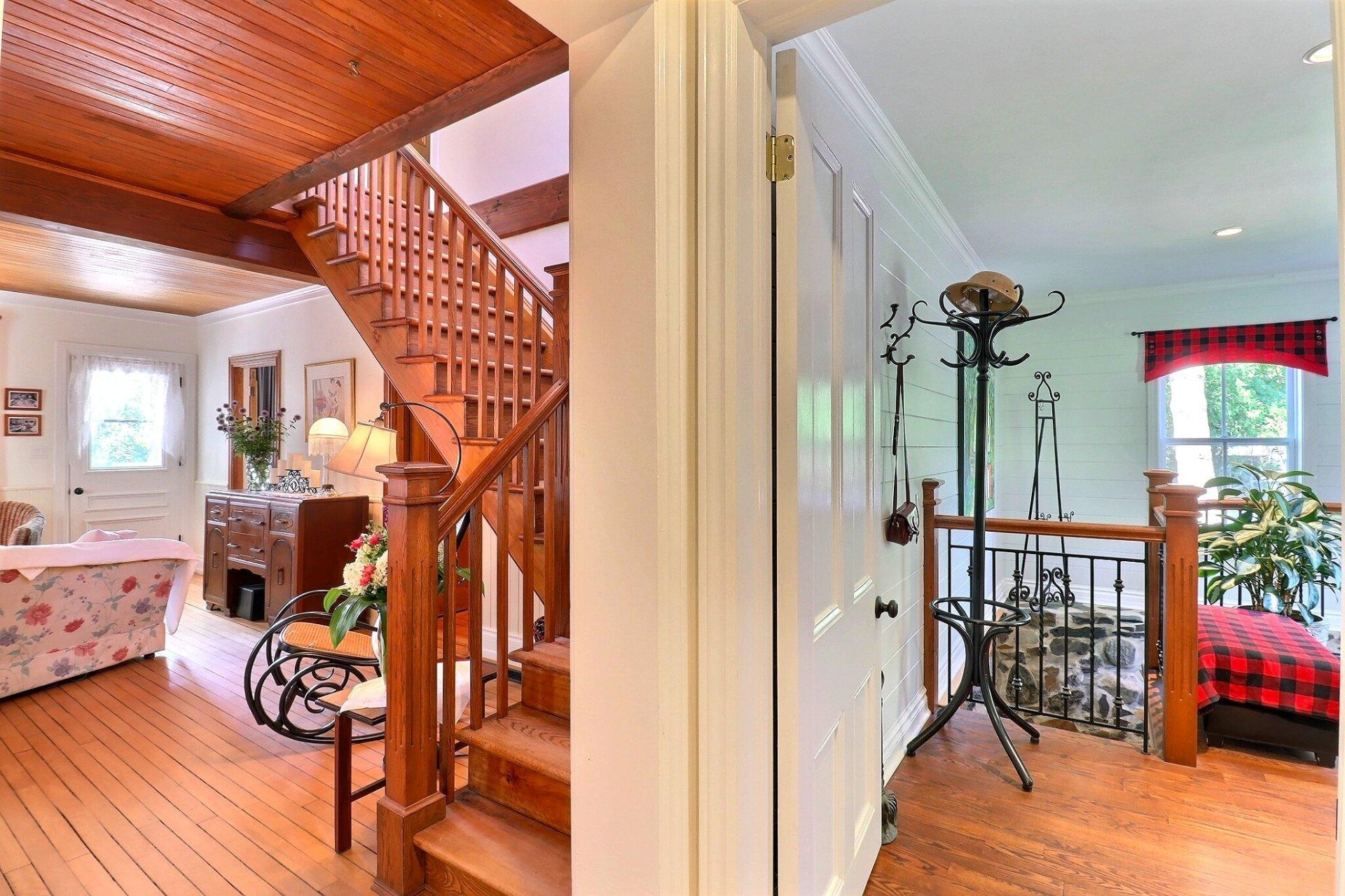 









987


Ch. de la Montagne

,
Mont-Saint-Hilaire,




QC
J3G4S6

