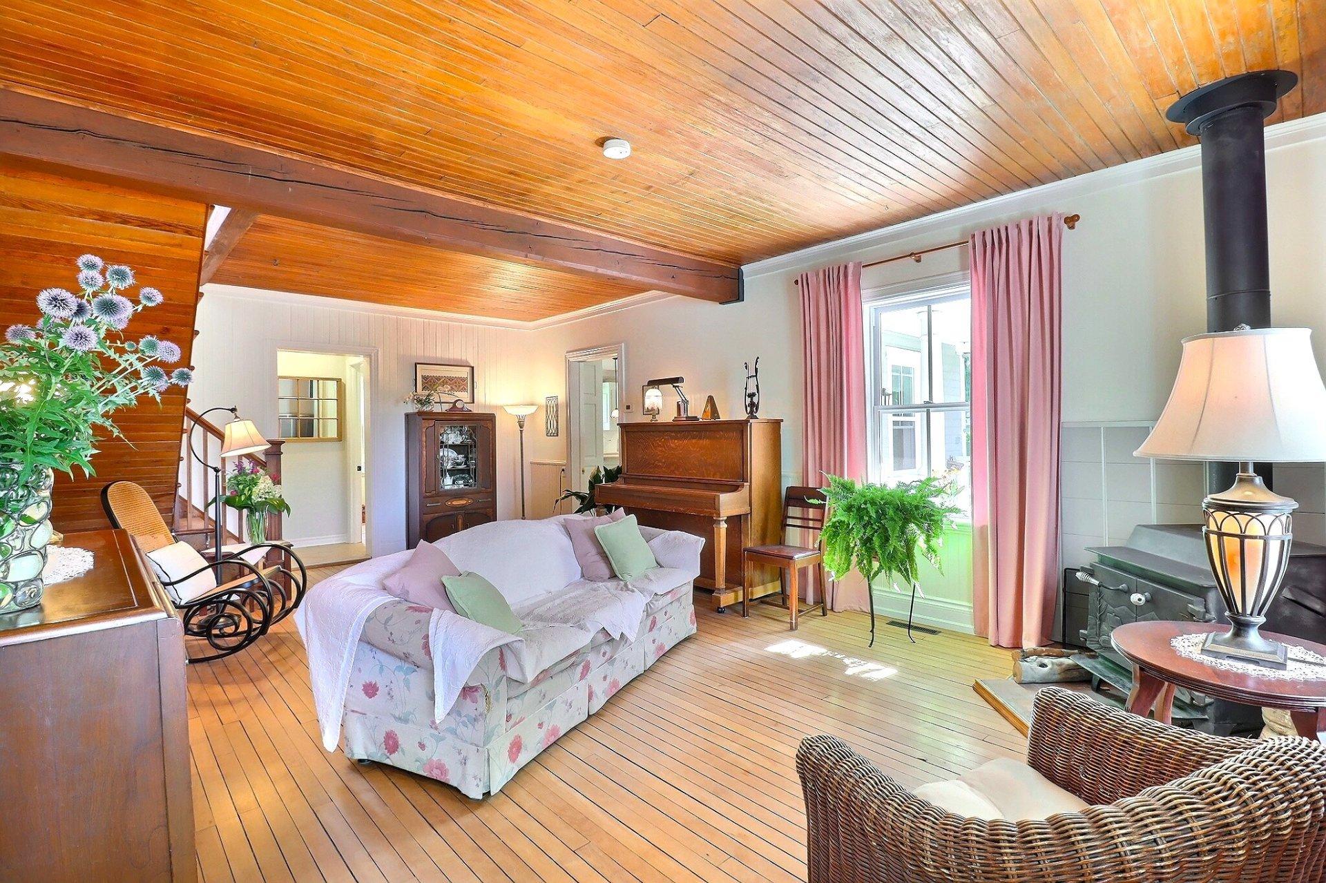 









987


Ch. de la Montagne

,
Mont-Saint-Hilaire,




QC
J3G4S6

