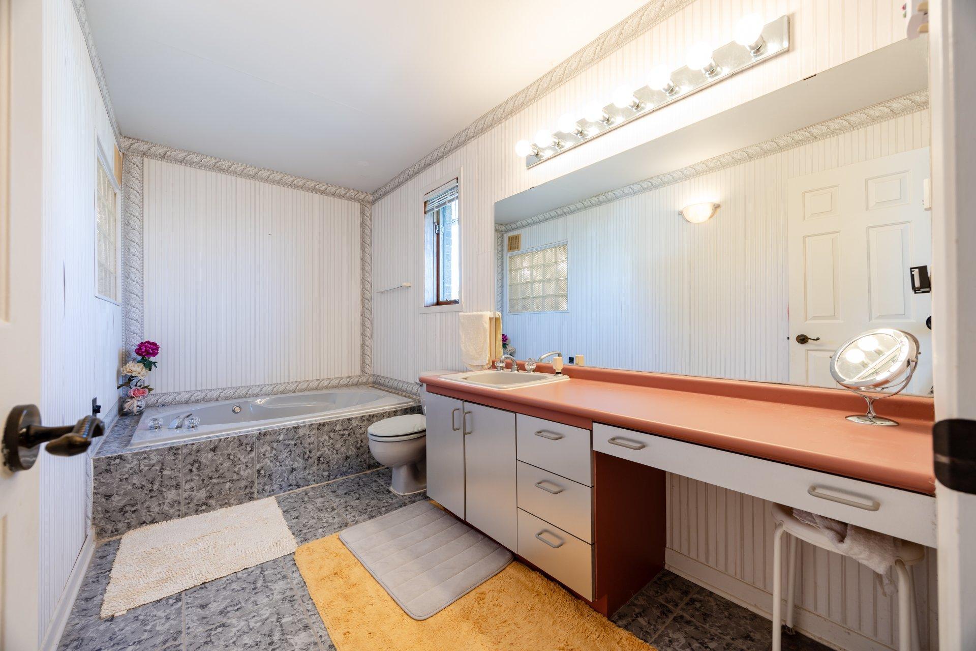 









104


Ch. du Vieux-Moulin

,
Notre-Dame-de-l'Île-Perrot,




QC
J7W3M2

