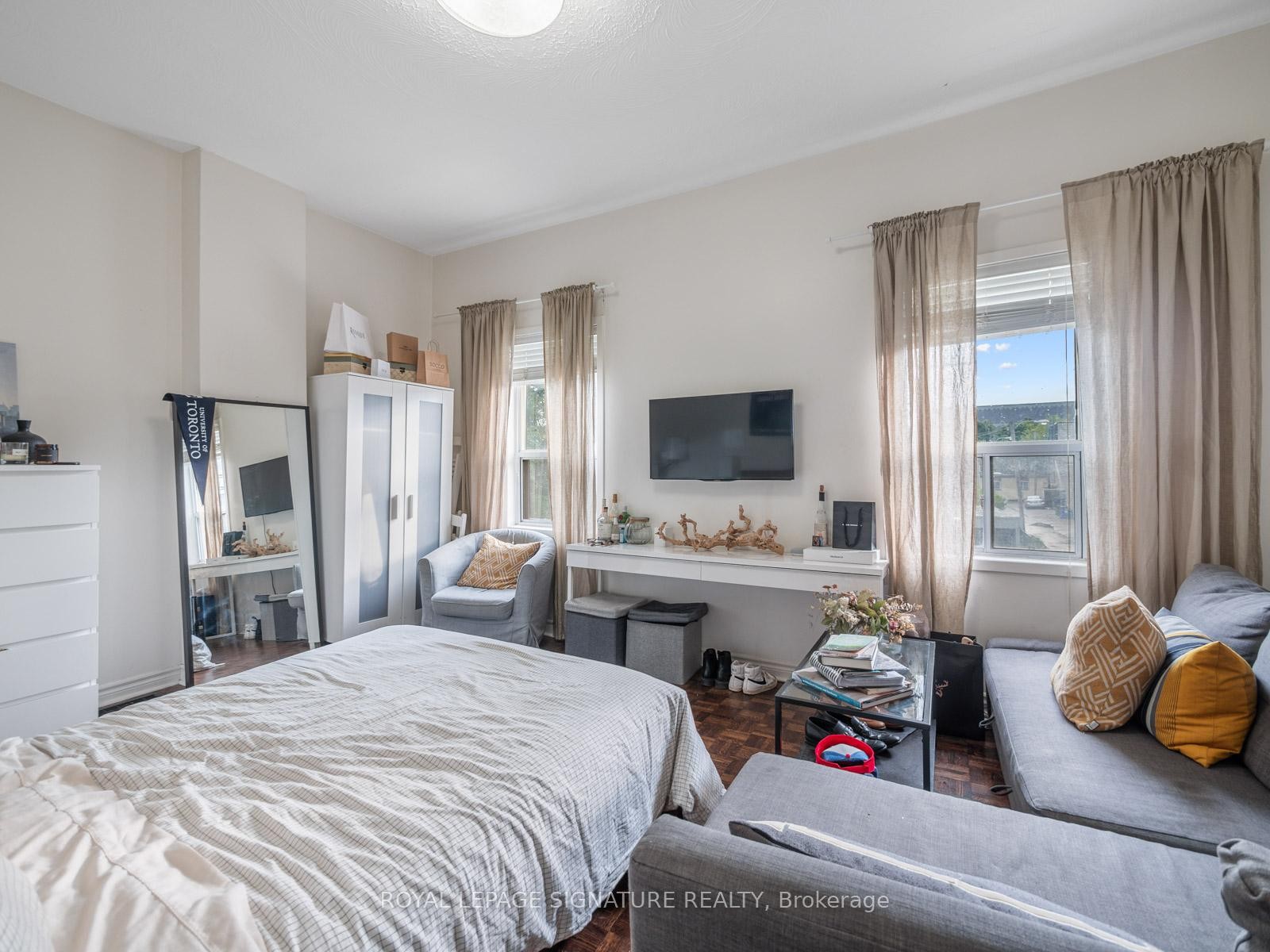 









725


Dovercourt

Road,
Toronto,




ON
M6H 2W7

