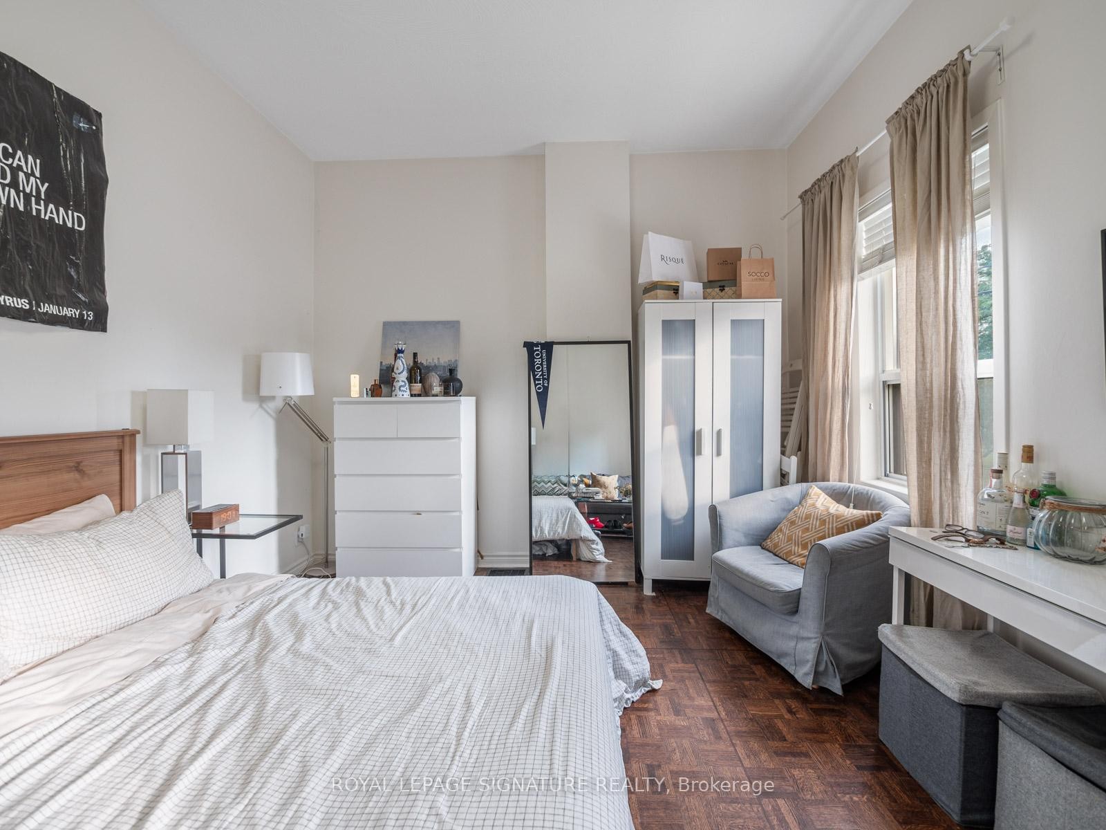 









725


Dovercourt

Road,
Toronto,




ON
M6H 2W7

