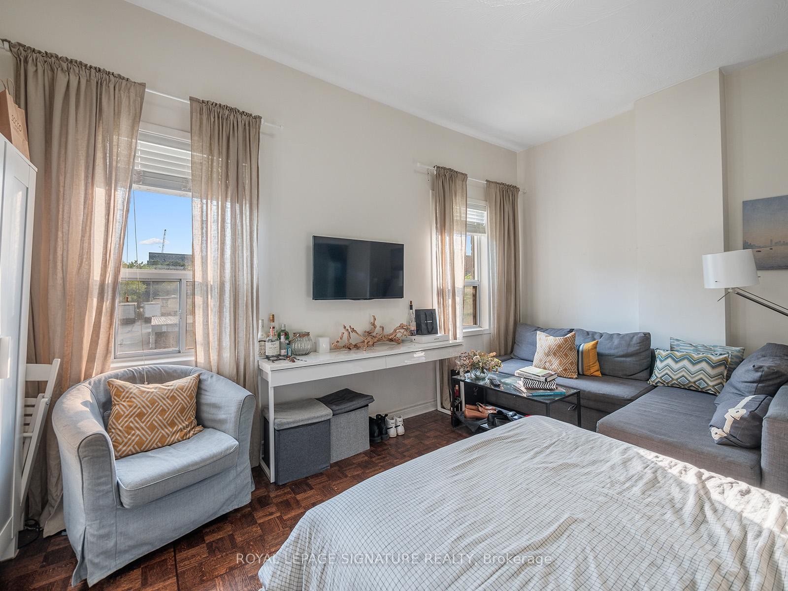 









725


Dovercourt

Road,
Toronto,




ON
M6H 2W7

