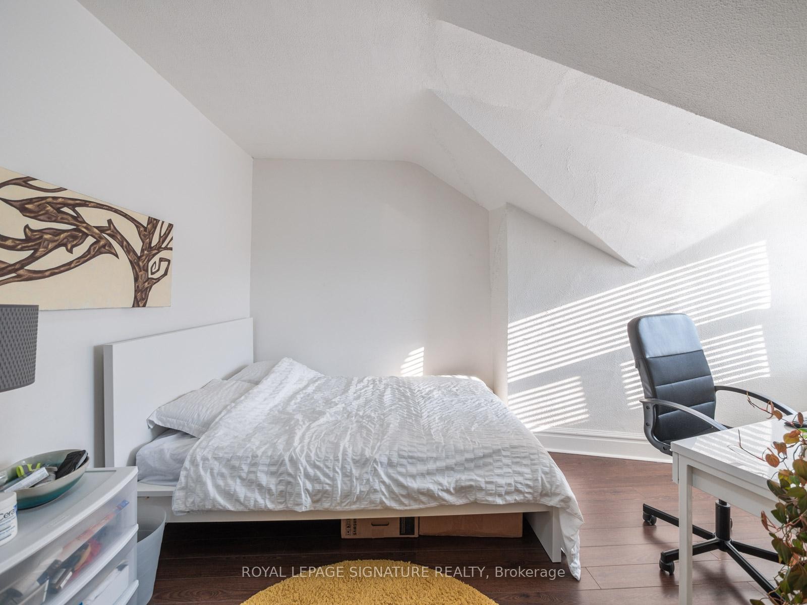 









725


Dovercourt

Road,
Toronto,




ON
M6H 2W7

