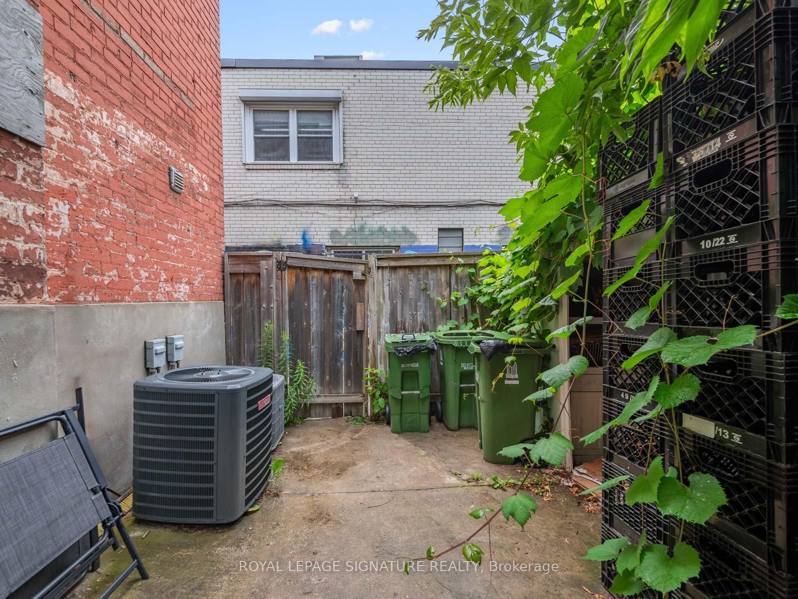 









725


Dovercourt

Road,
Toronto,




ON
M6H 2W7

