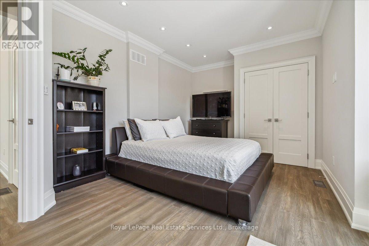 












1211 PINEGROVE ROAD

,
Oakville (WO West),




Ontario
L6L2W8

