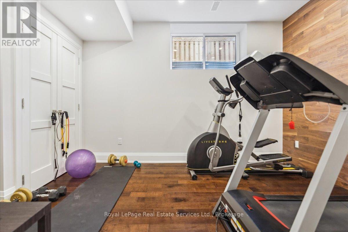 












1211 PINEGROVE ROAD

,
Oakville (WO West),




Ontario
L6L2W8

