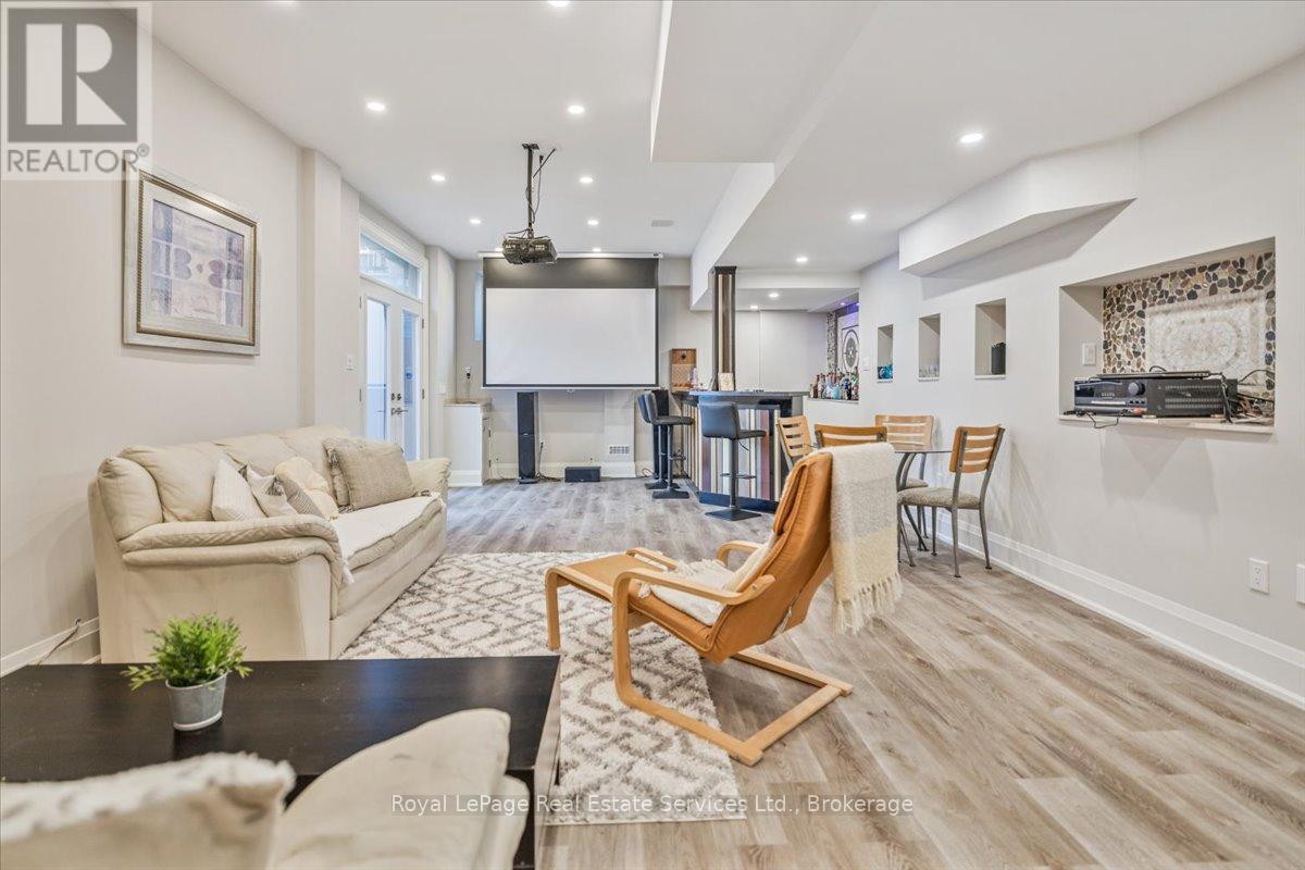 












1211 PINEGROVE ROAD

,
Oakville (WO West),




Ontario
L6L2W8

