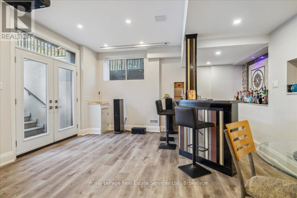 












1211 PINEGROVE ROAD

,
Oakville (WO West),




Ontario
L6L2W8

