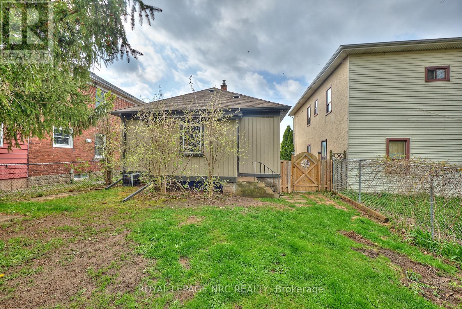 












11 BEECH STREET

,
St. Catharines (Downtown),




Ontario
L2R2B6

