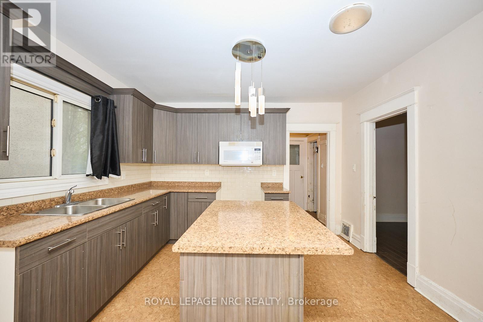 












11 BEECH STREET

,
St. Catharines (Downtown),




Ontario
L2R2B6

