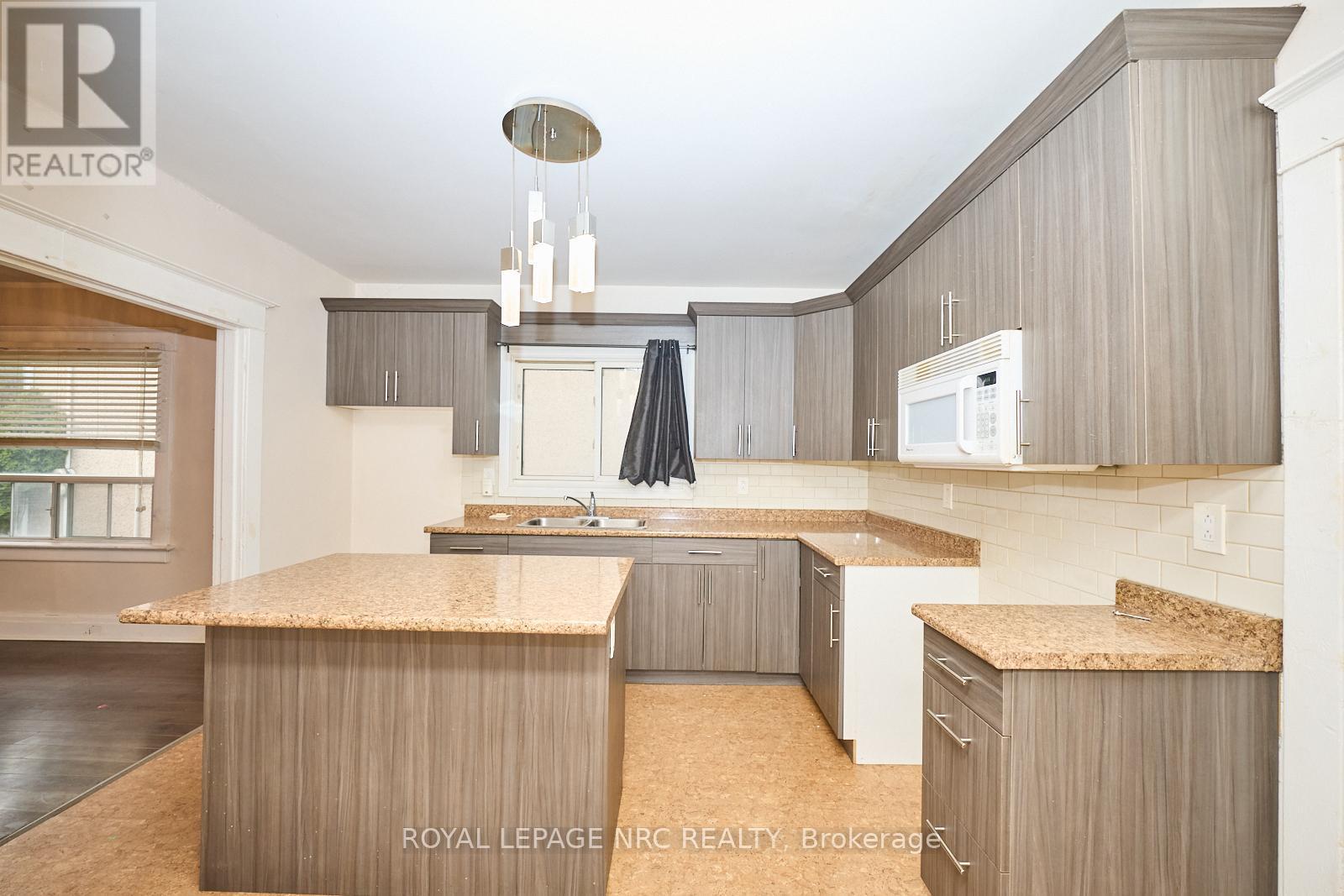 












11 BEECH STREET

,
St. Catharines (Downtown),




Ontario
L2R2B6

